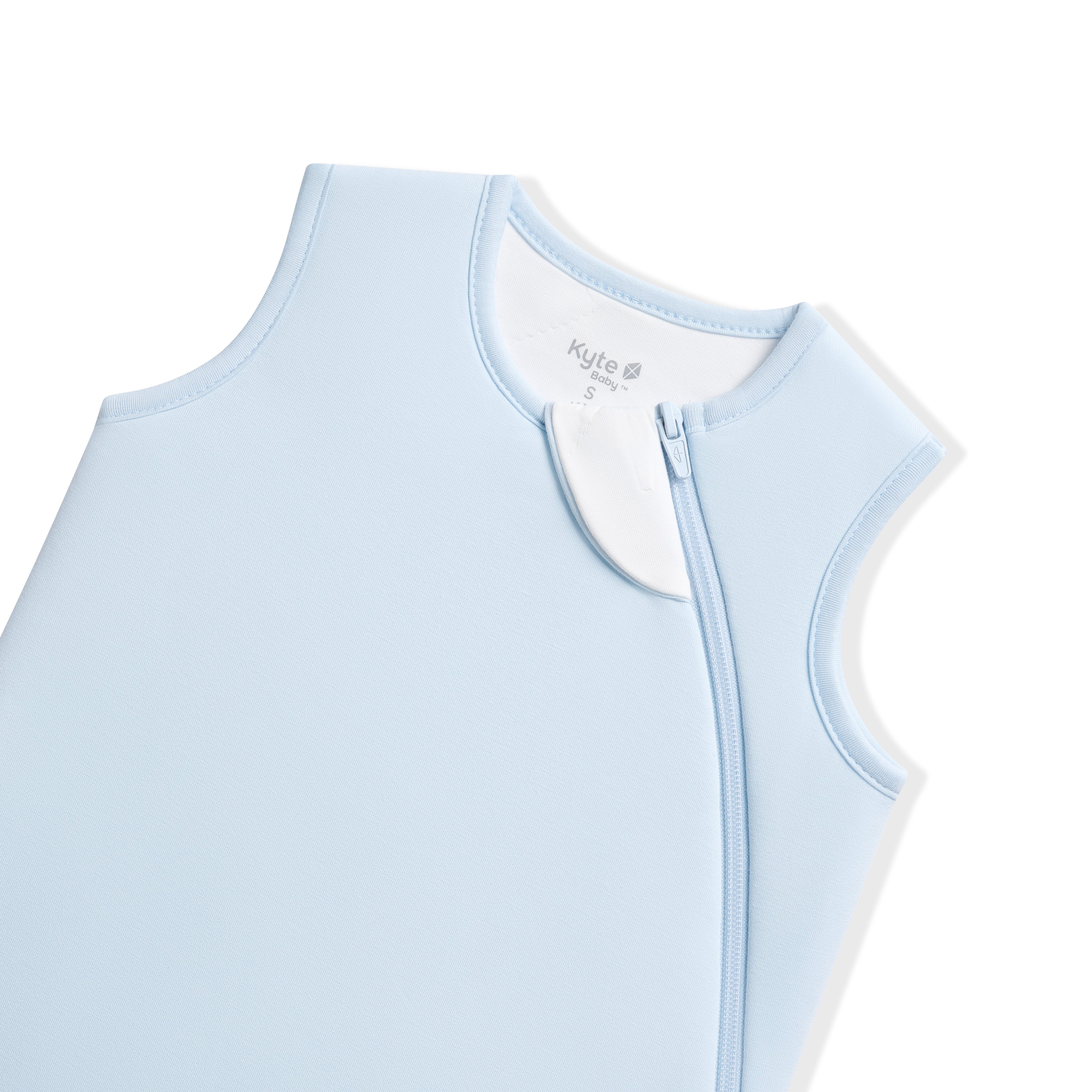 Close up of the zipper garage and top zipper shown on the Sleep Bag in Breeze 1.0