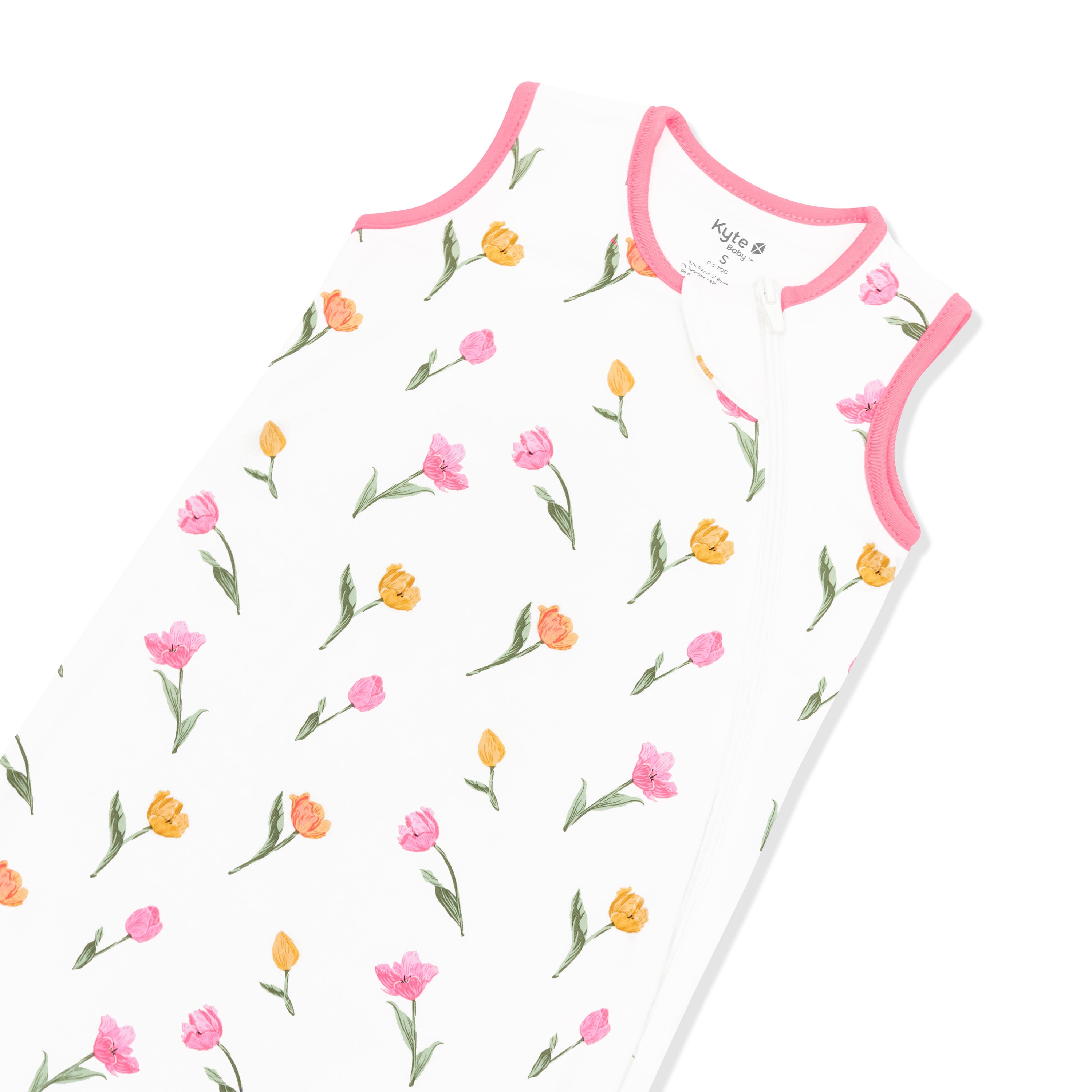 Close up of the Sleep Bag in Tulip 0.5 showing the zipper garage and pink colored neck and arm trim