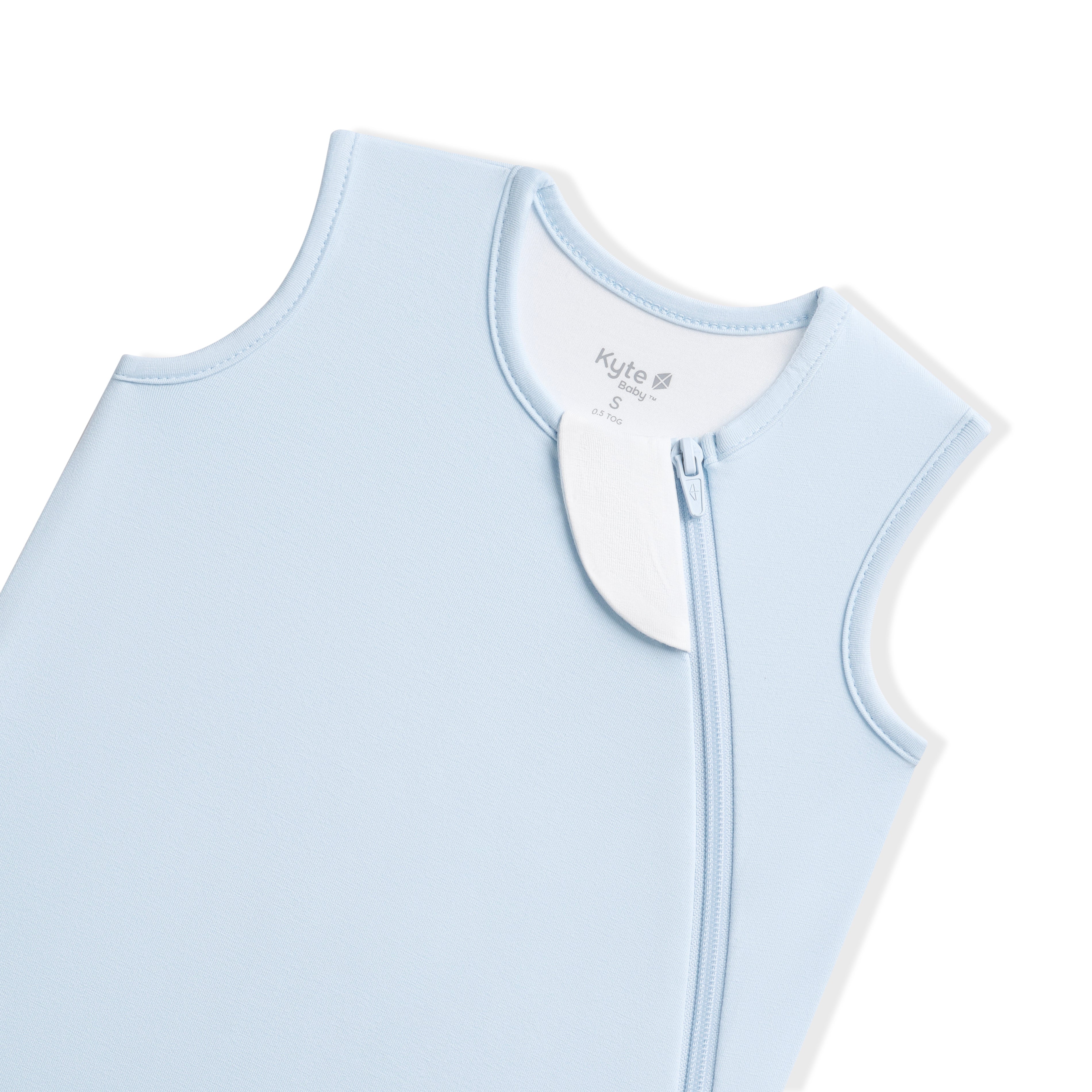 Close up of the zipper garage and top zipper on the Sleep Bag in Breeze 0.5