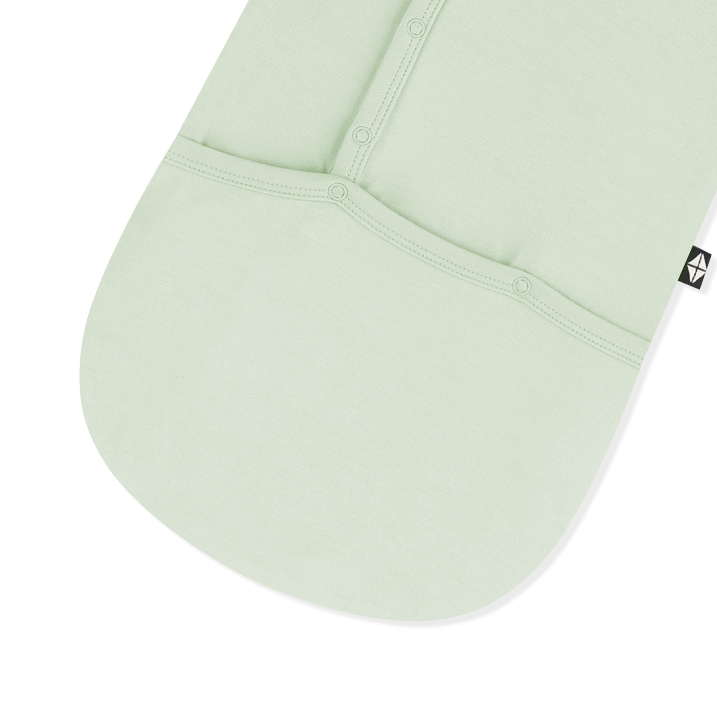 Snap closures on the flipback of the Bundler in Basil