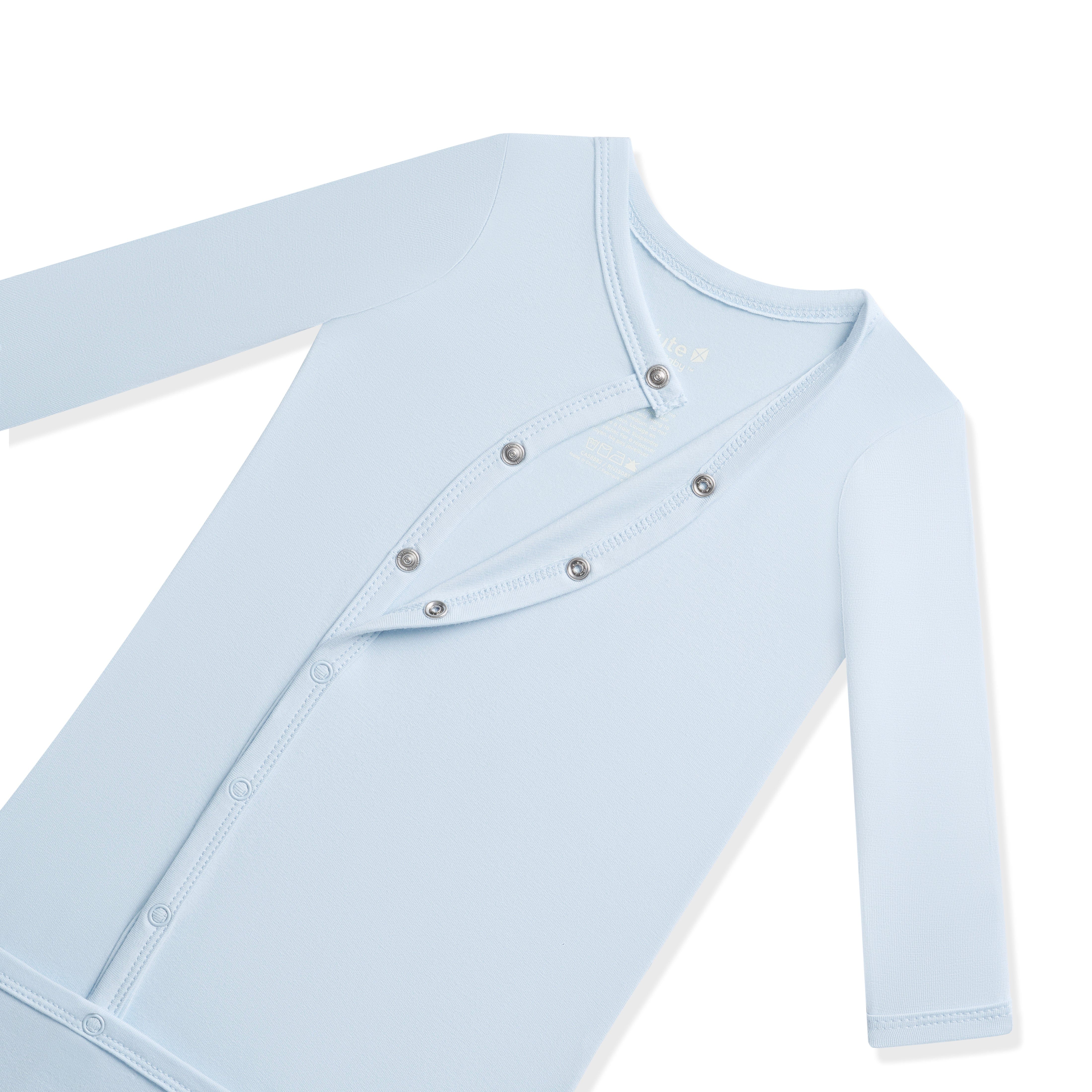 Close up of the snap closures on the top part of the Bundler in Breeze