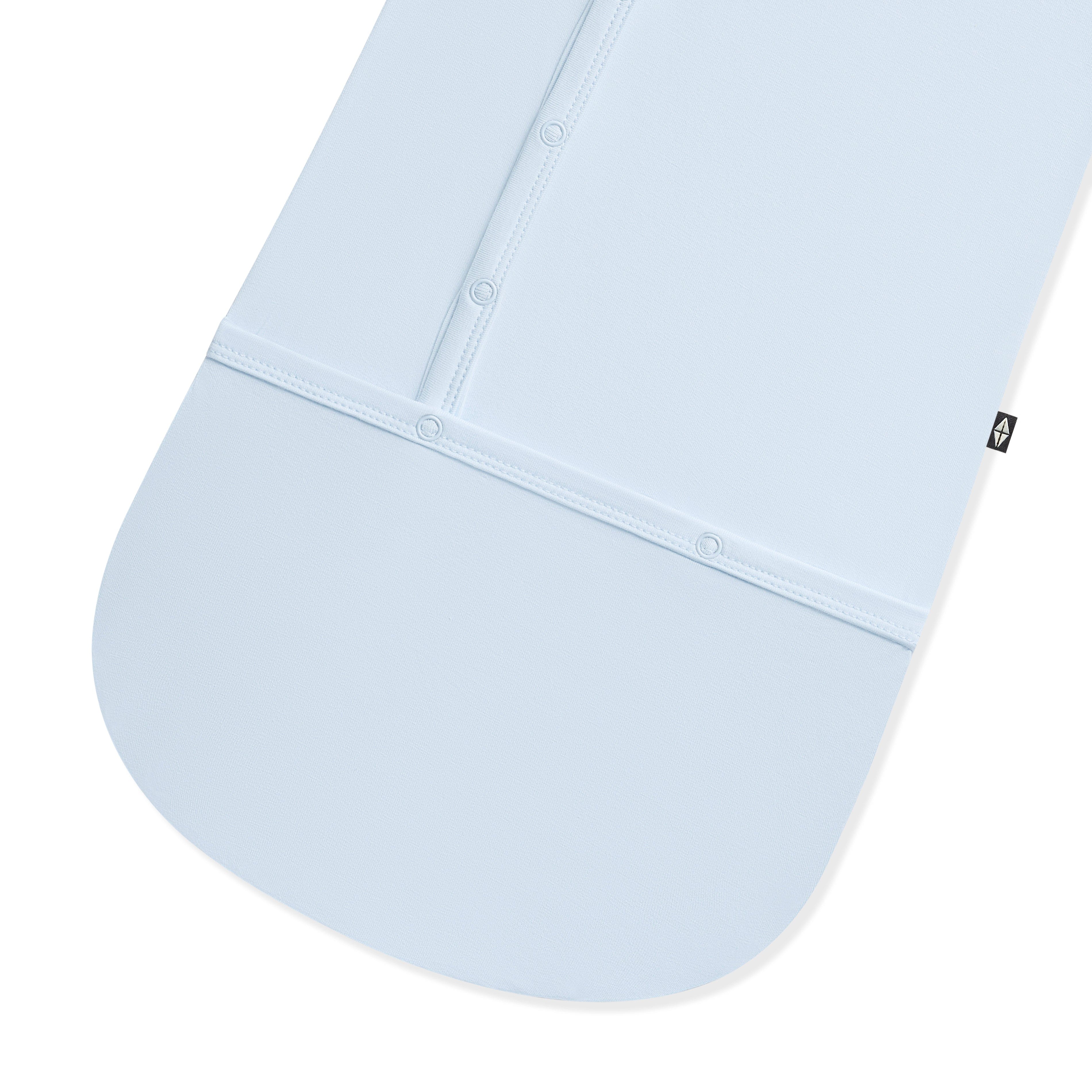 Close up of the flipback snap closures on the Bundler in Breeze