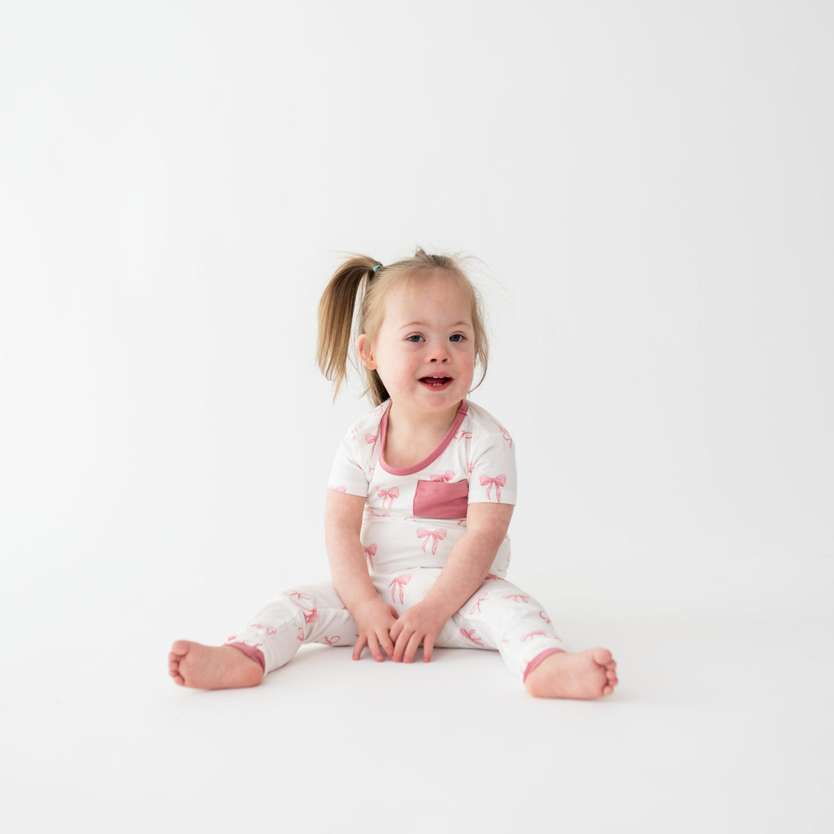 Toddler wearing Short Sleeve with Pants Pajamas in Bow