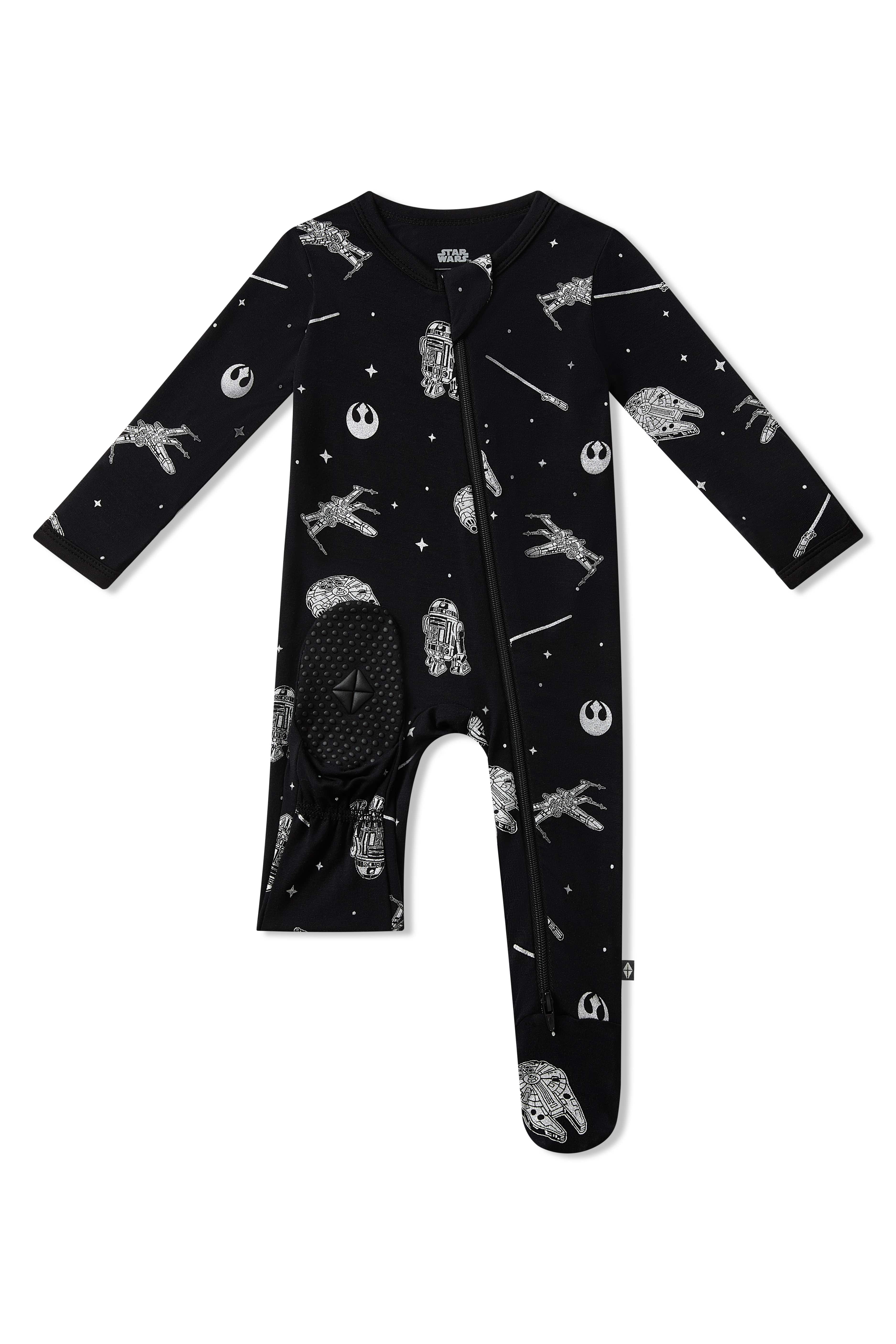 The bottom of the foot pad showing the kyte baby logo on the Zippered Footie in STAR WARS™