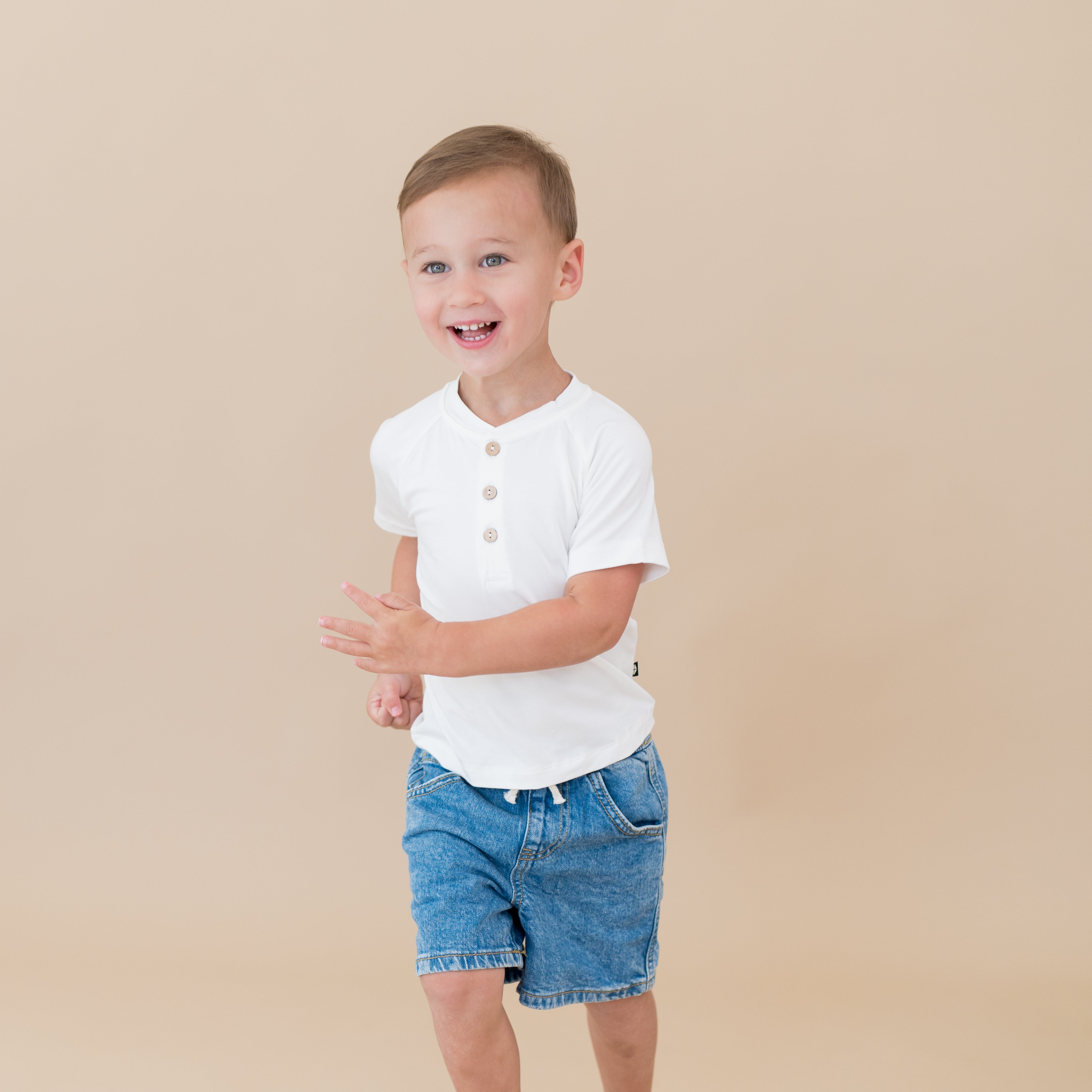 Toddler in Short Sleeve Toddler Henley Tee in Cloud