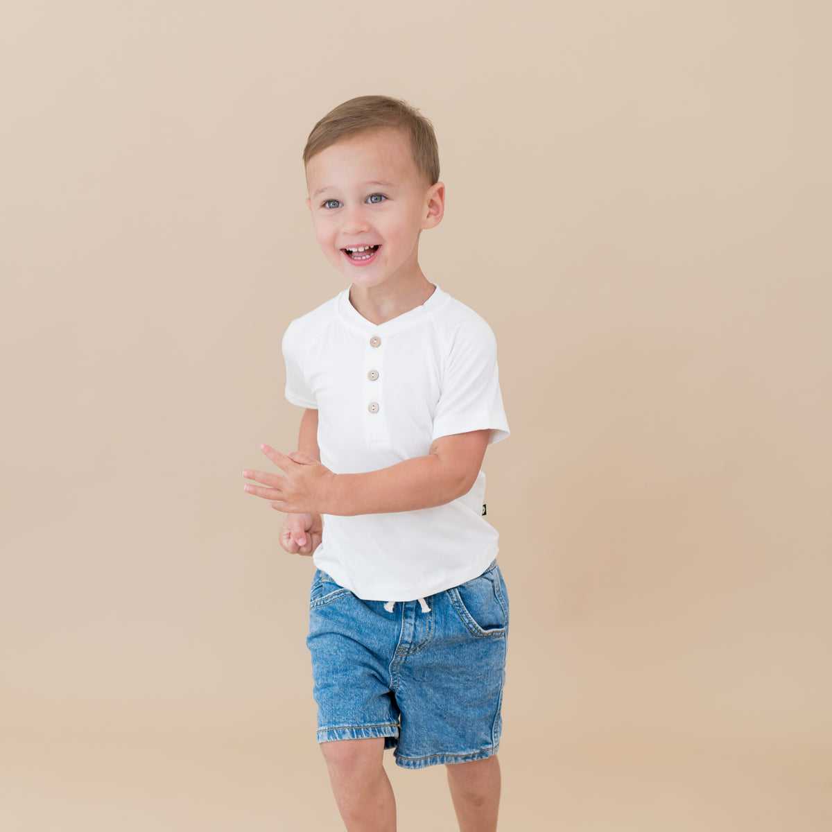 Toddler in Short Sleeve Toddler Henley Tee in Cloud