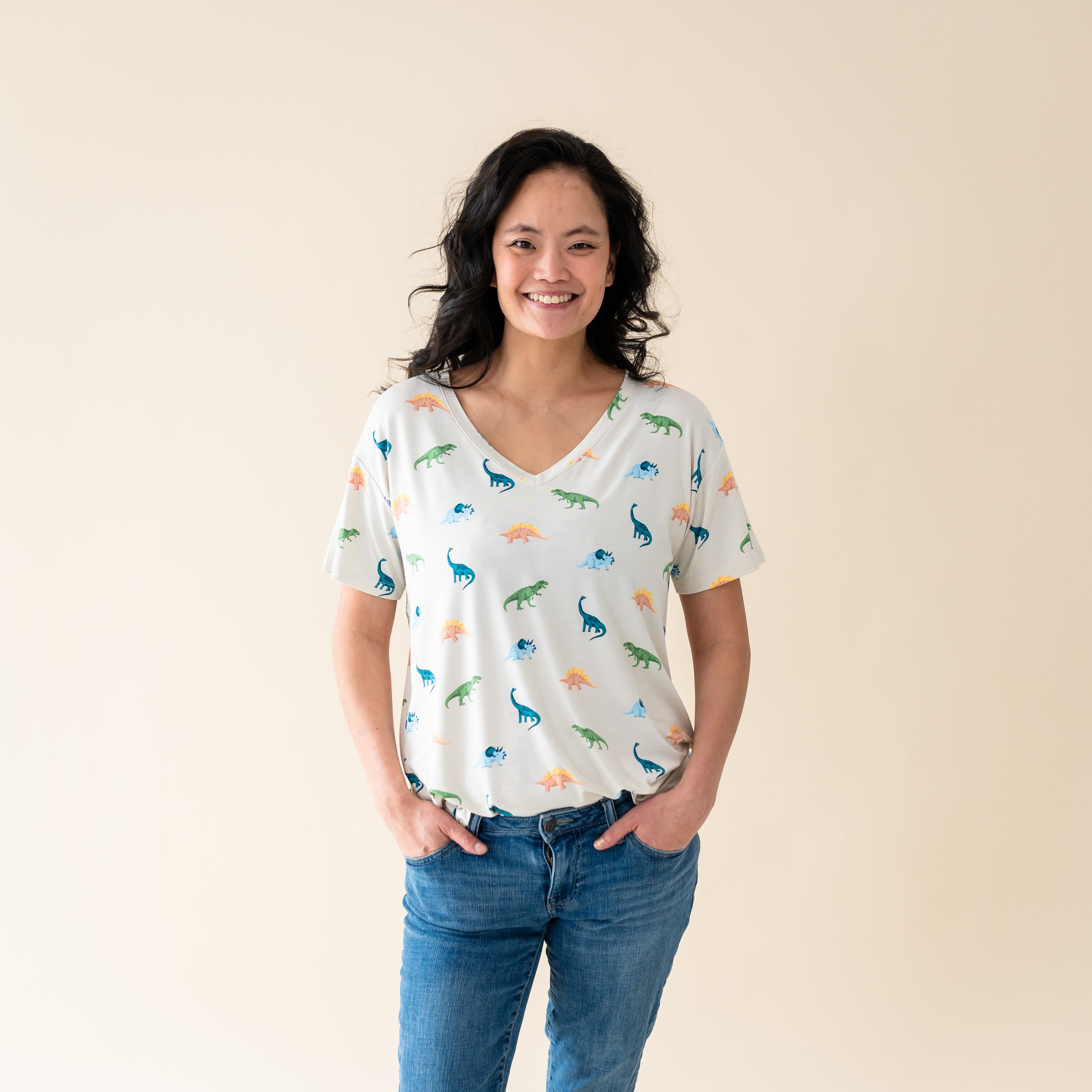 Woman modeling the women's relaxed fit v-neck in Ecru Roas