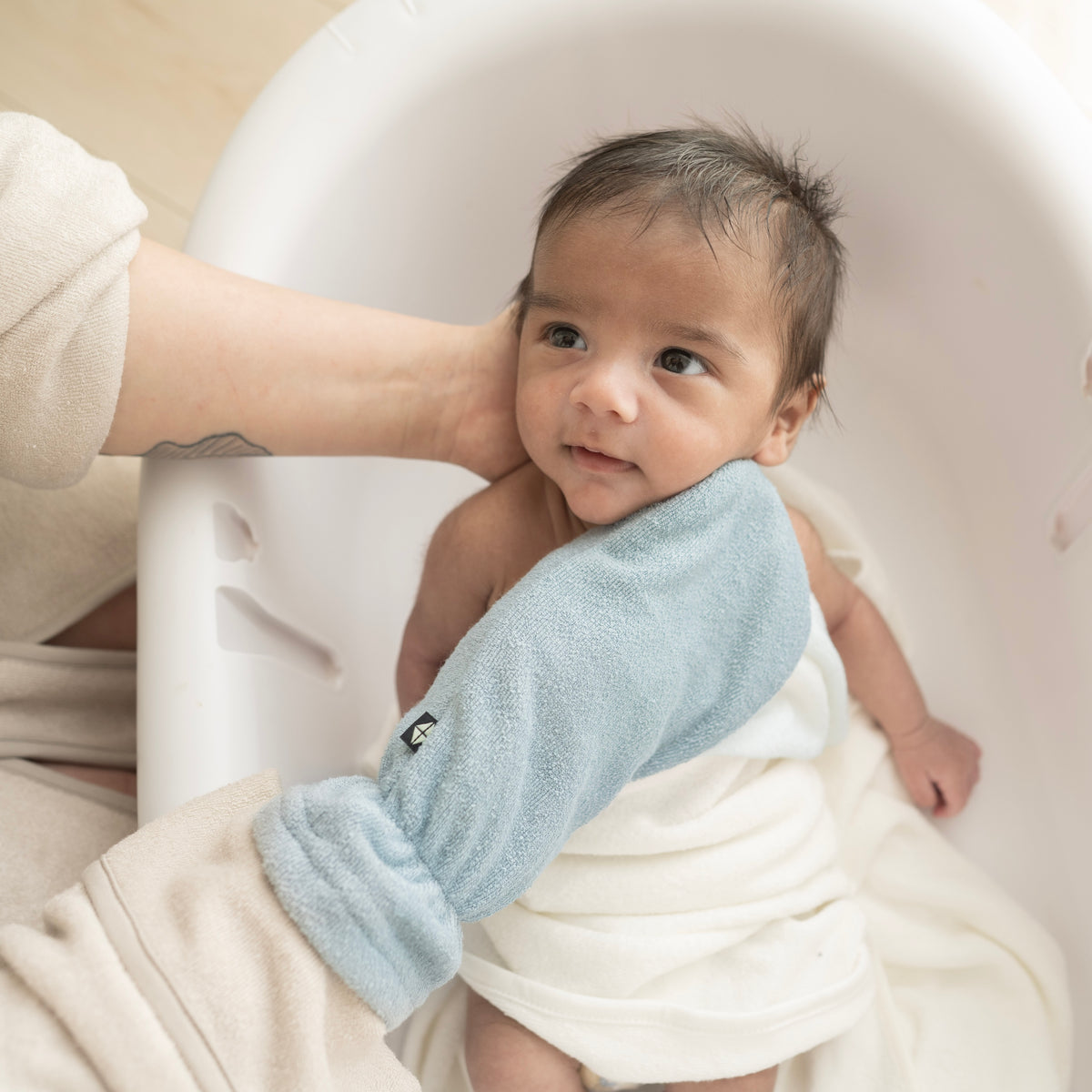Parent using Terry Bath Mitt in Fog to wash newborn
