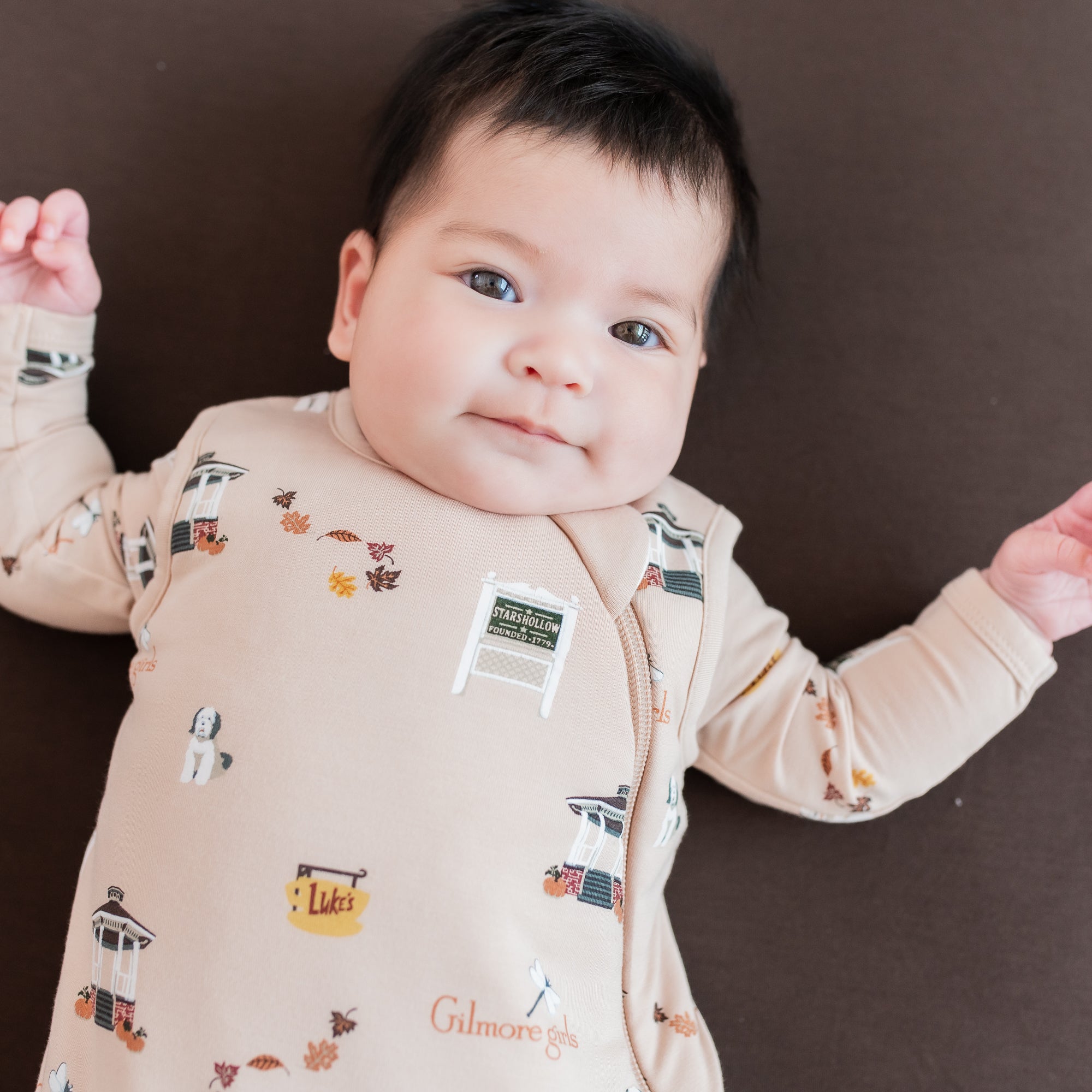 Close up of the zipper garage and top zipper of the Sleep Bag in Gilmore Girls 1.0 shown on an infant model