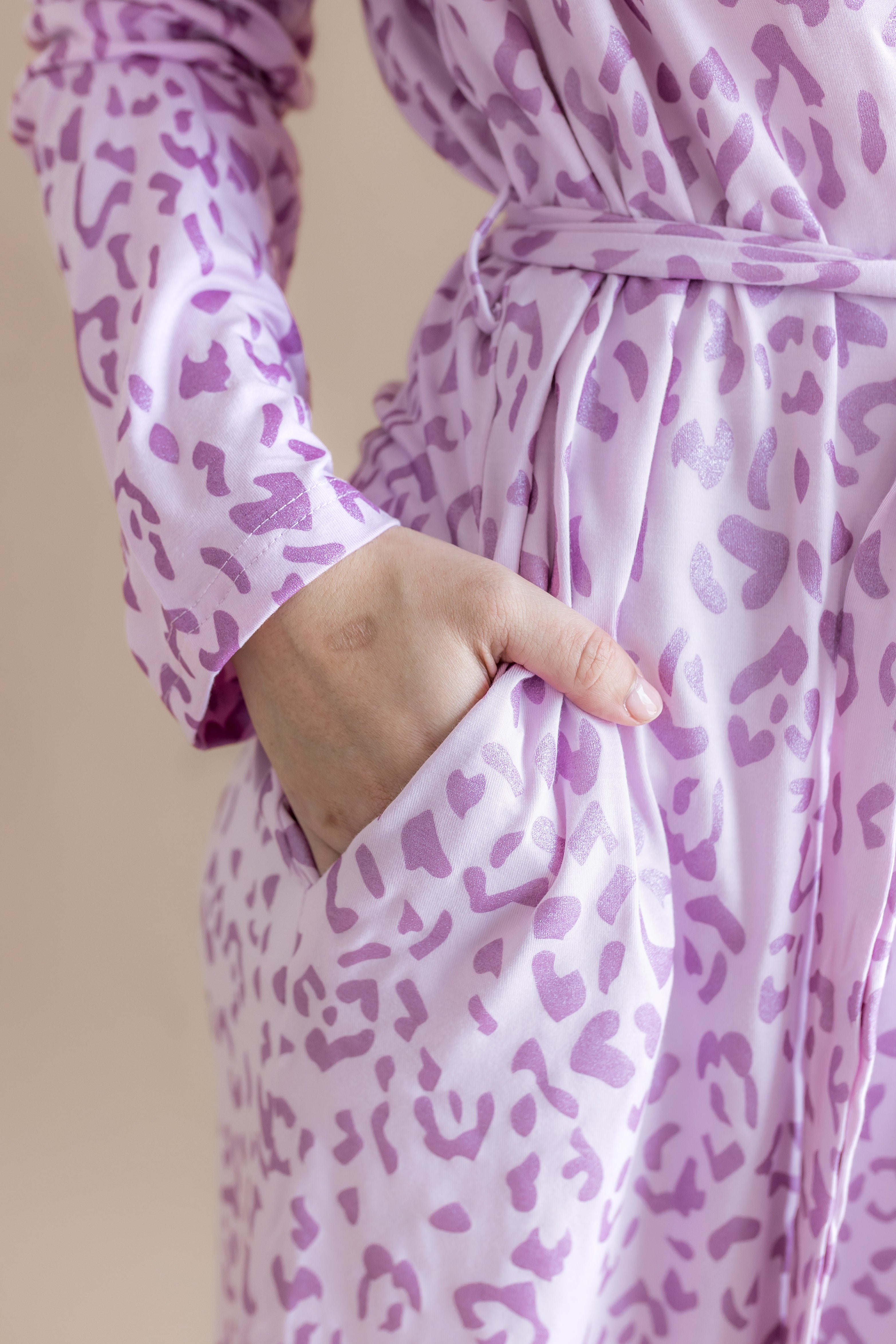 Women's lounge robe with pocket in Thistle Leopard print on a beige background