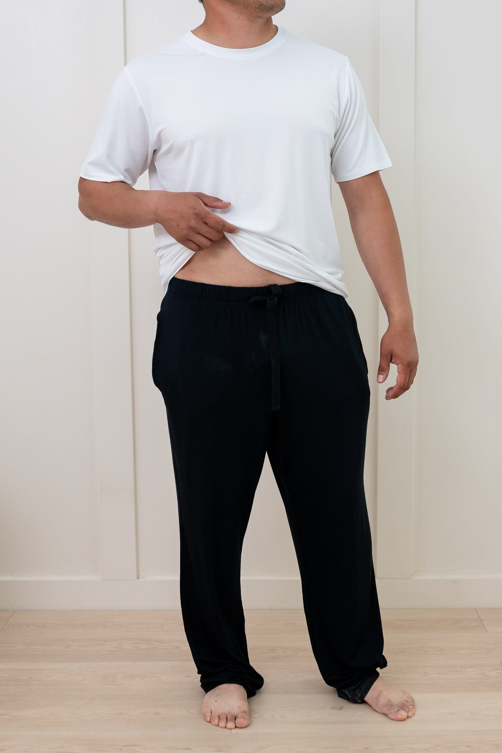 Close up of Man wearing Men's Crew Neck Tee in Snow and Midnight Lounge Pant showing waistband of pant