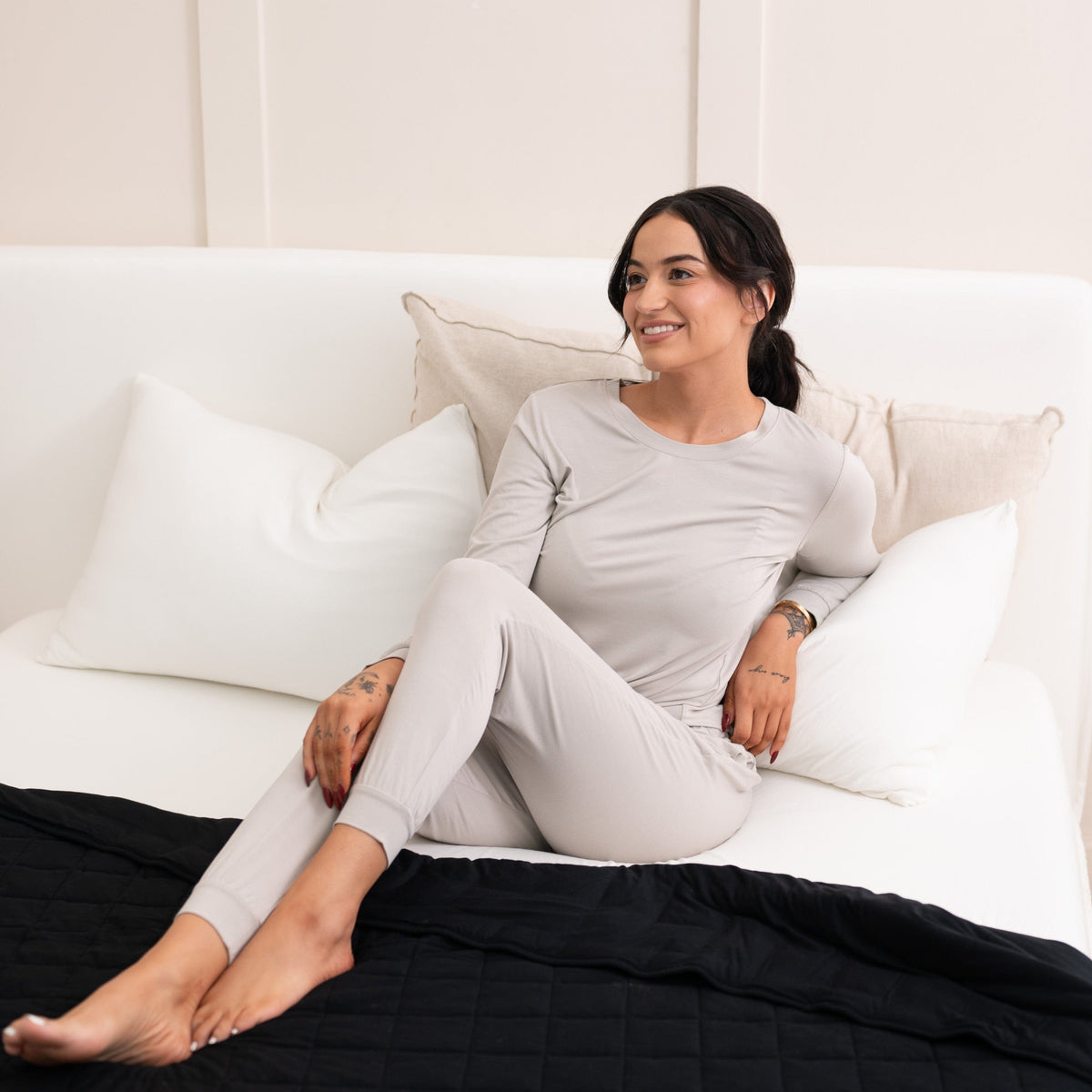 Model in oat jgoger set with midnight adult blanket