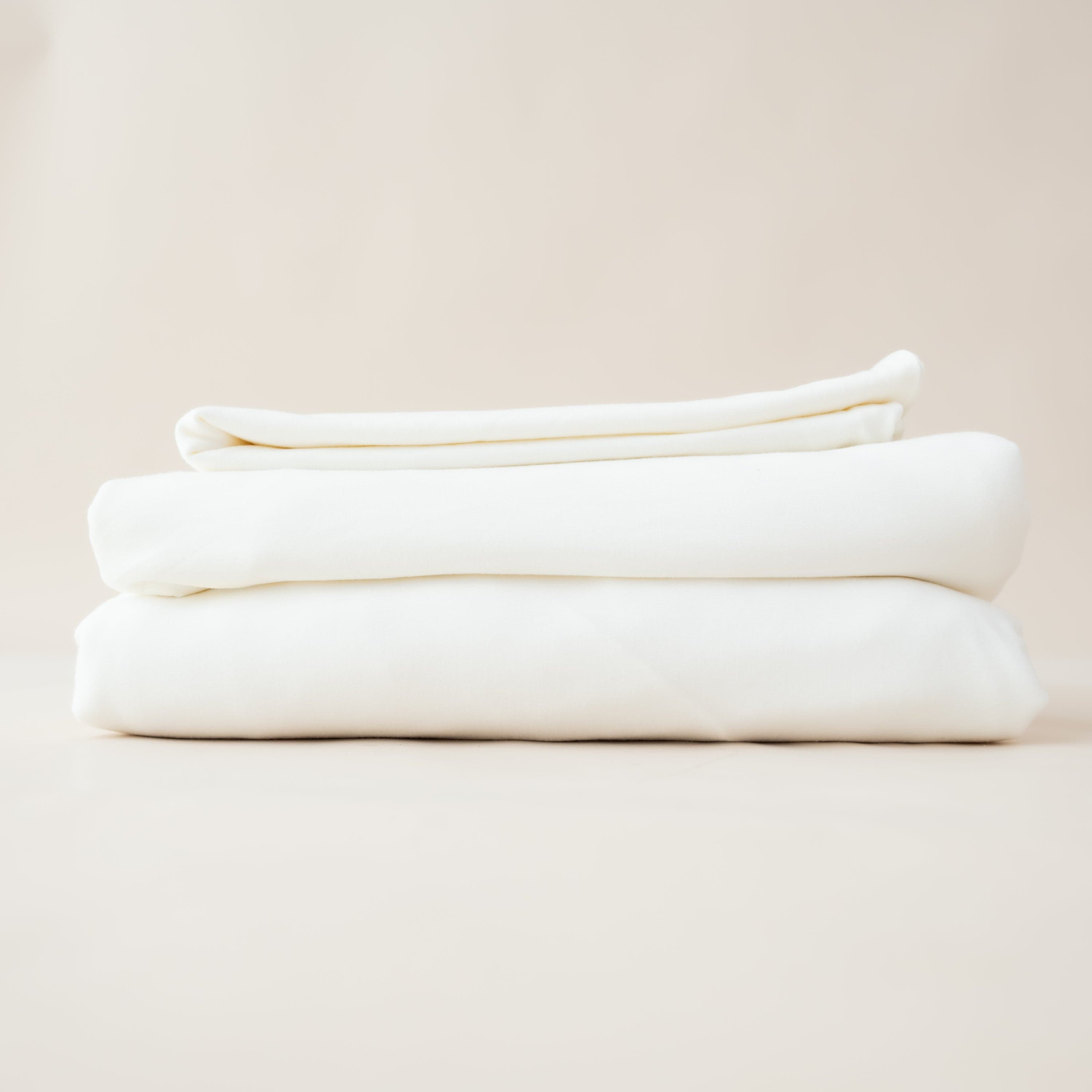 Folded Kyte Baby Fitted Sheet with Pillowcases in Cloud