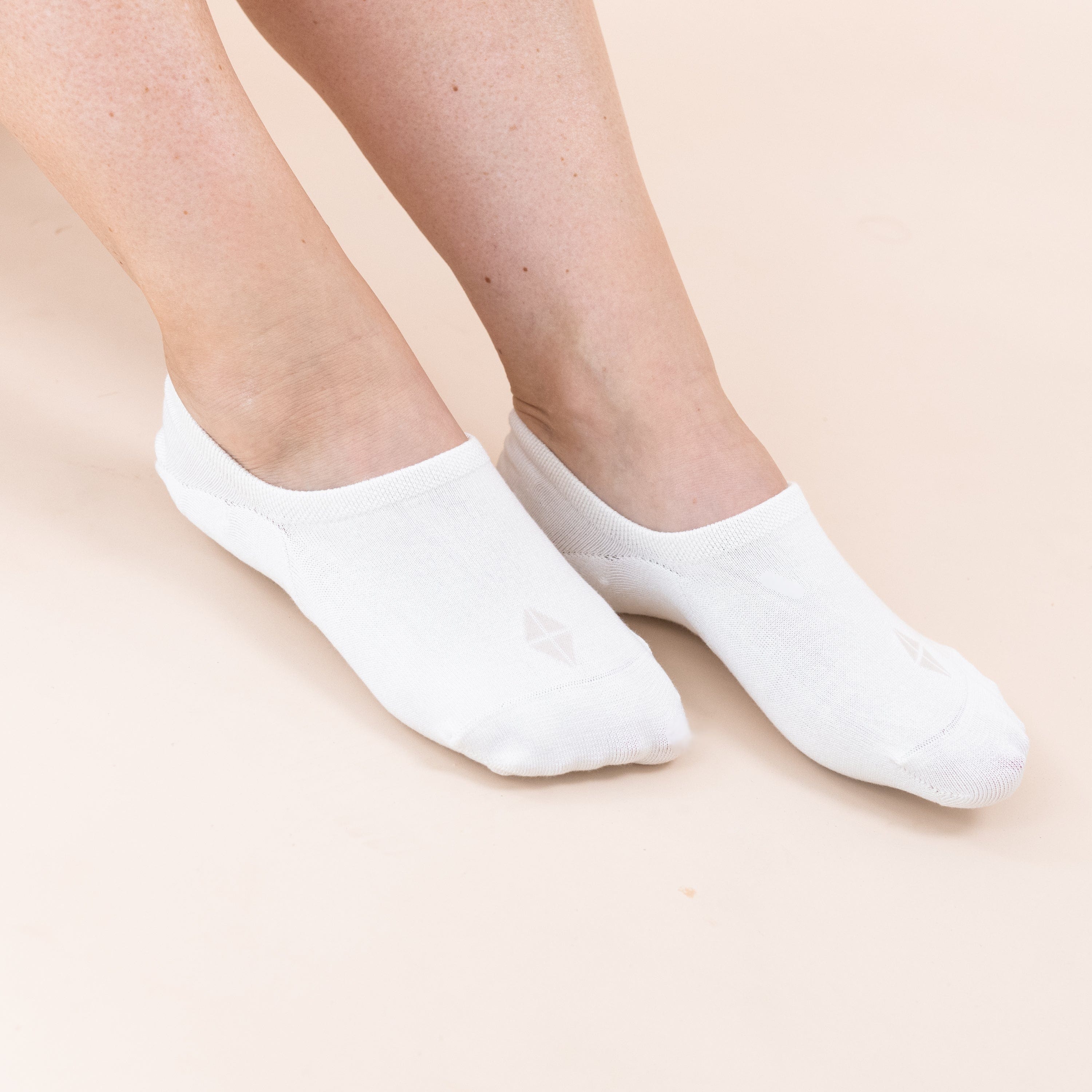 Model wearing Kyte Baby Women's No Show Socks in Cloud