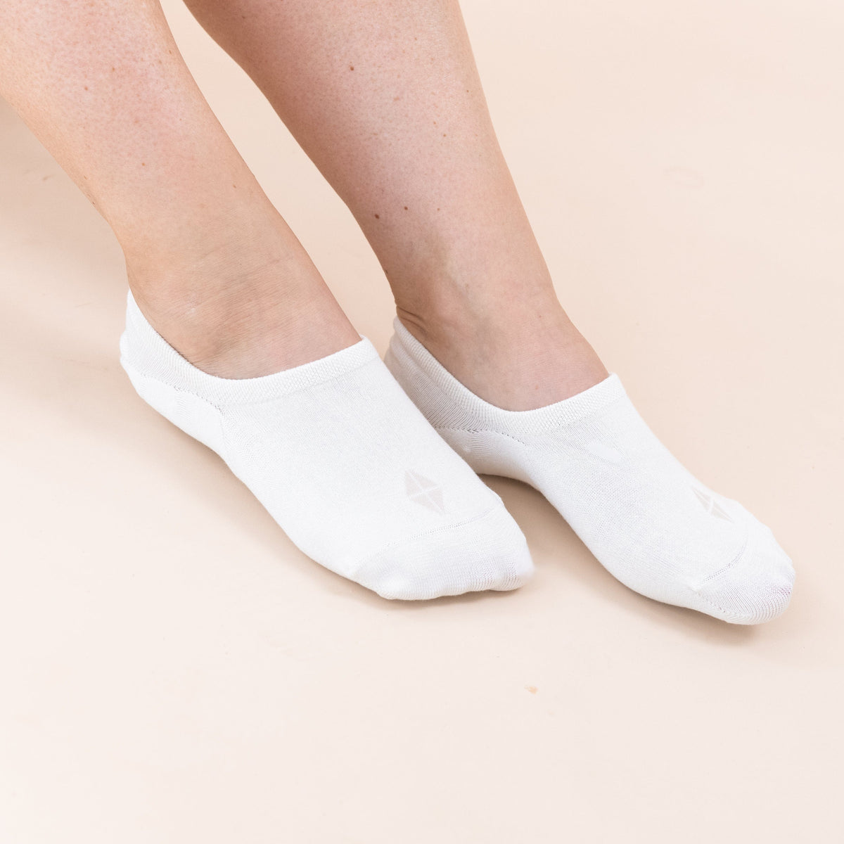 Model wearing Kyte Baby Women's No Show Socks in Cloud