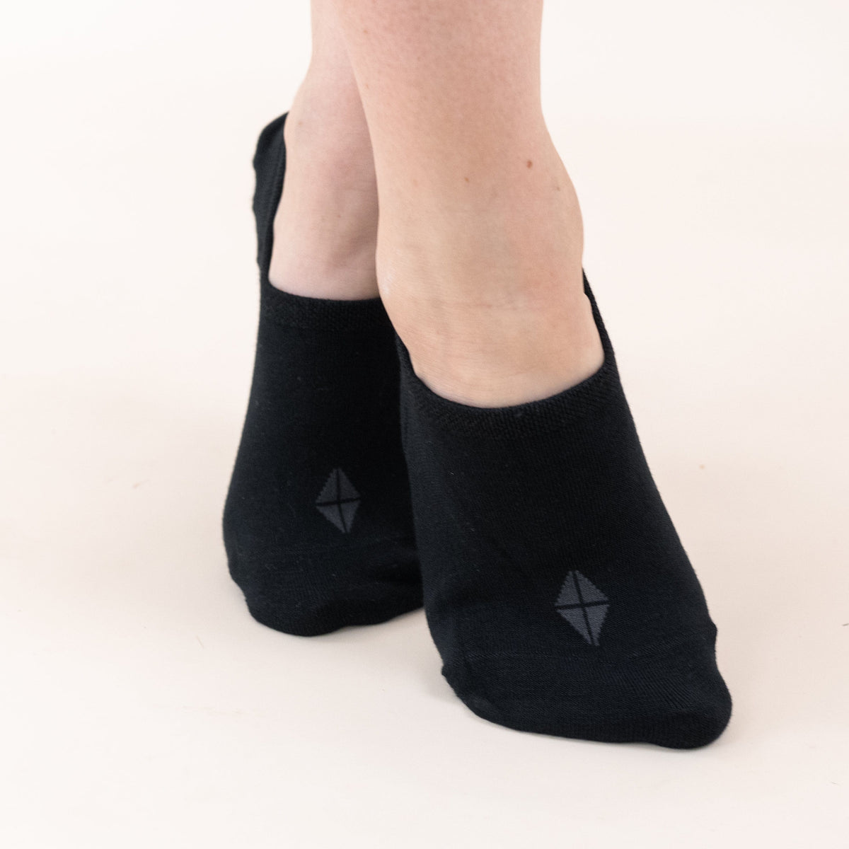 Model wearing Kyte Baby Women's No Show Socks in Midnight