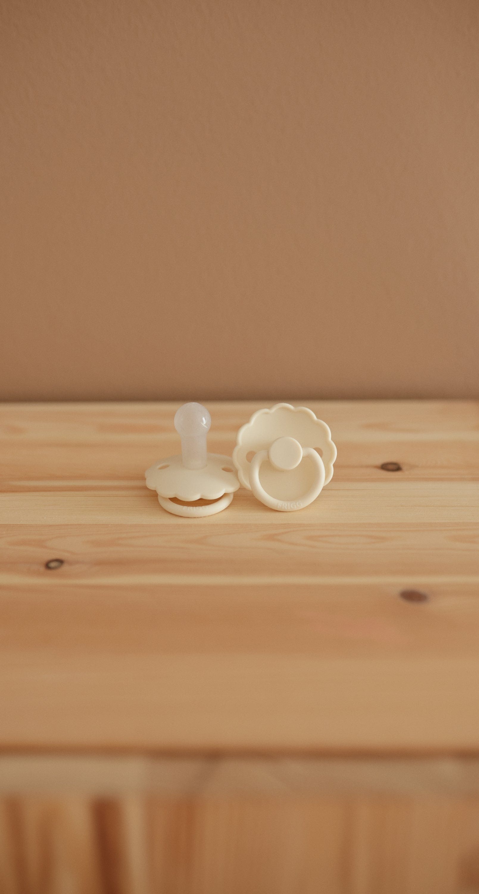 Mushie Soother FRIGG Daisy Natural Rubber Baby Pacifier (Blush/Cream) 2-Pack