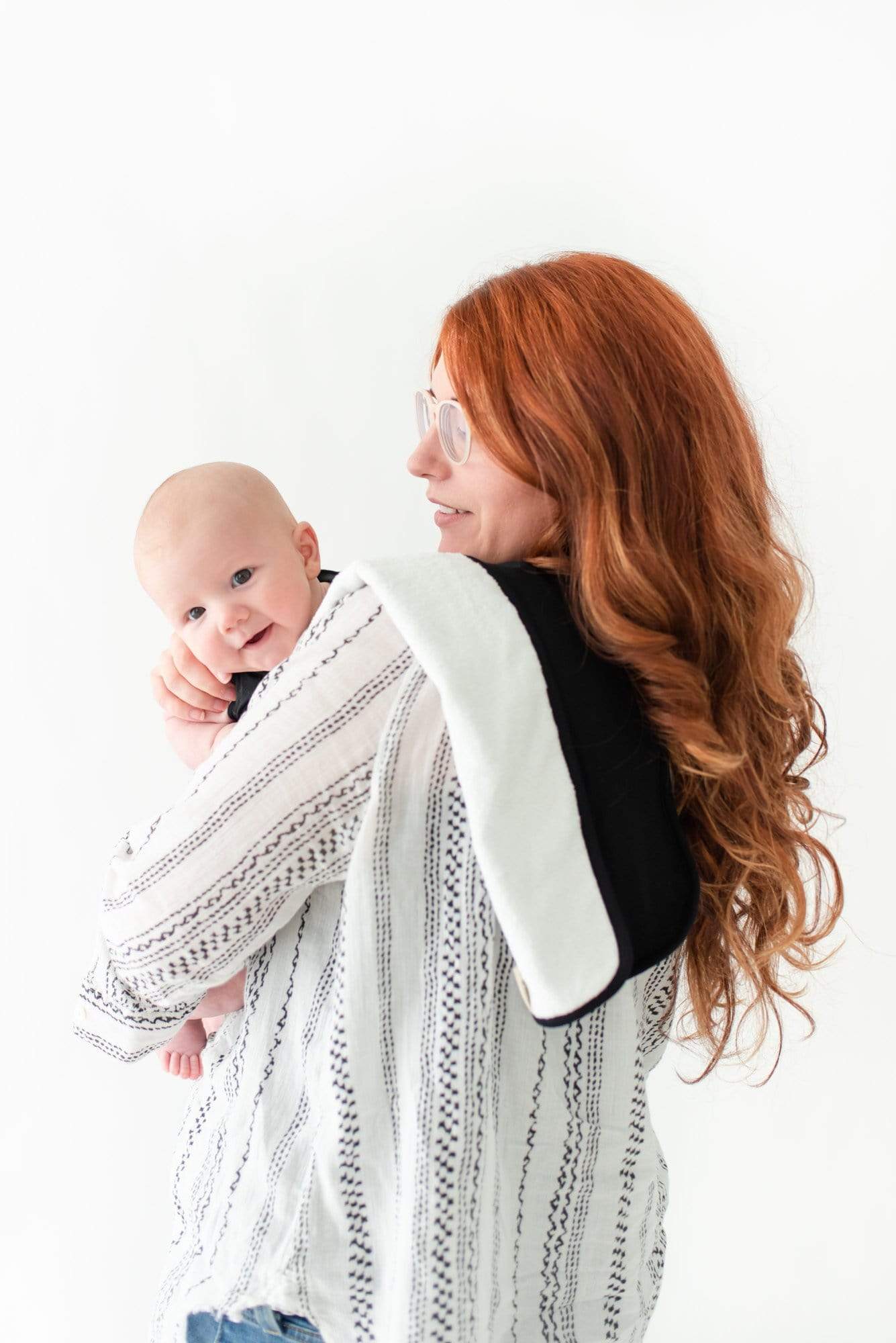 Mom using Kyte Baby absorbant Burp Cloth in Midnight