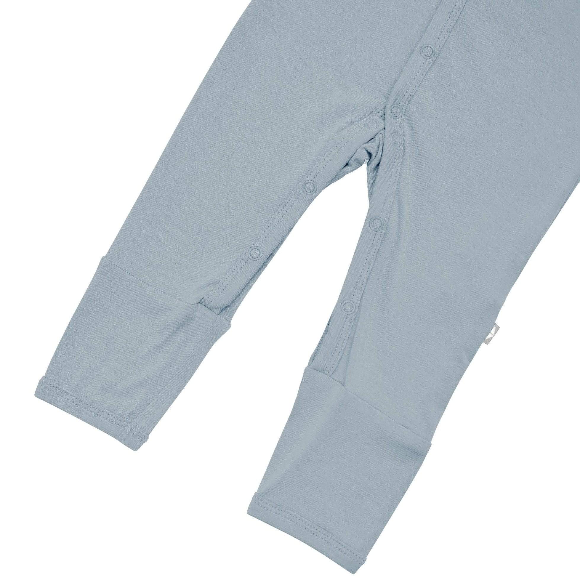 Close up of snaps on legs of the Kyte Baby Romper in Fog