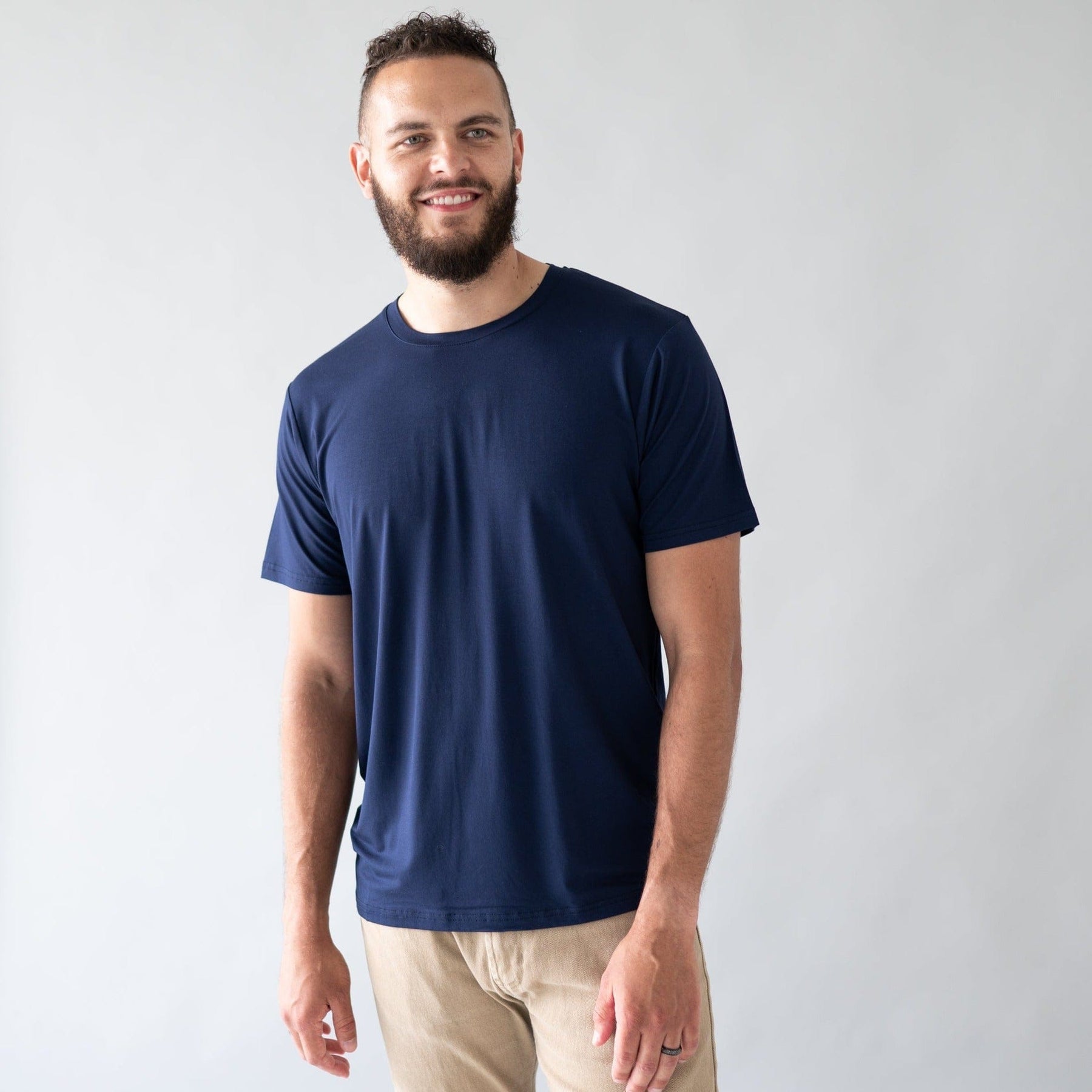 Man wearing crew neck tee in the color navy