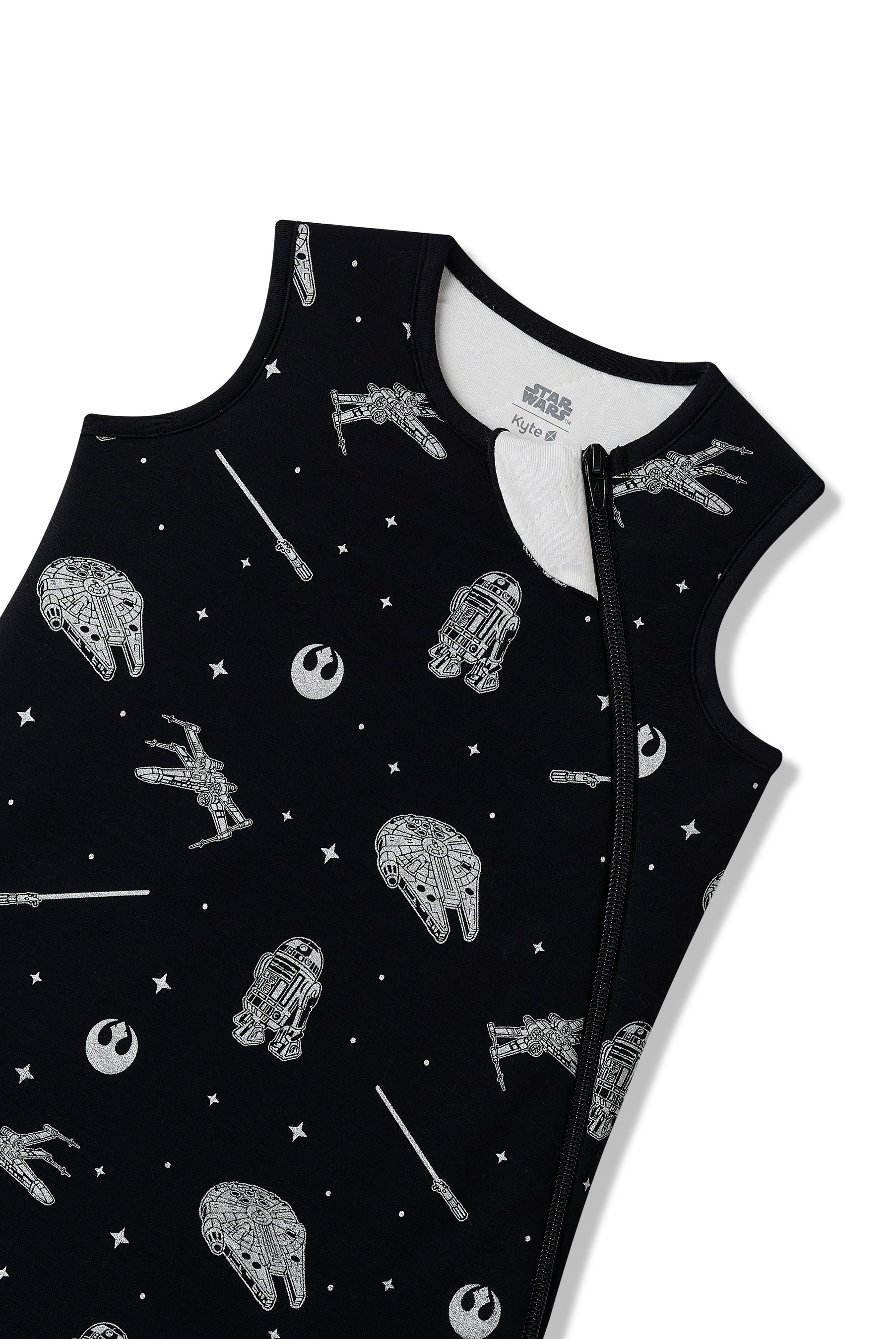 Close up of the zipper garage and top zipper on the Sleep Bag in STAR WARS™ 1.0