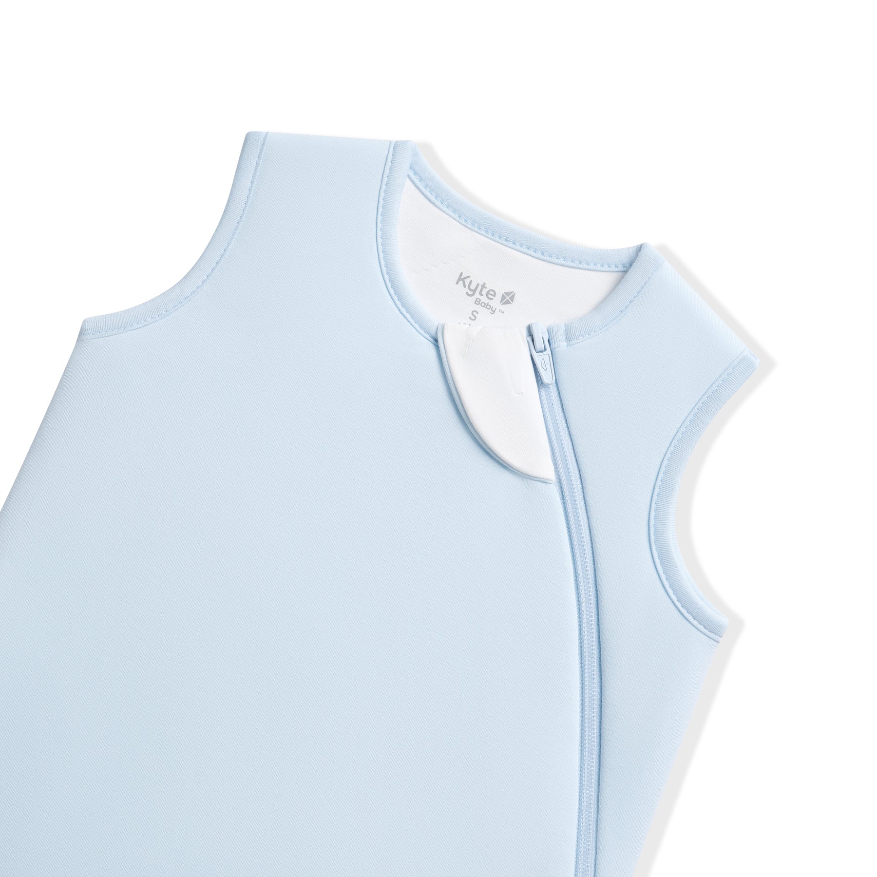 Close up of the zipper garage and top zipper shown on the Sleep Bag in Breeze 1.0