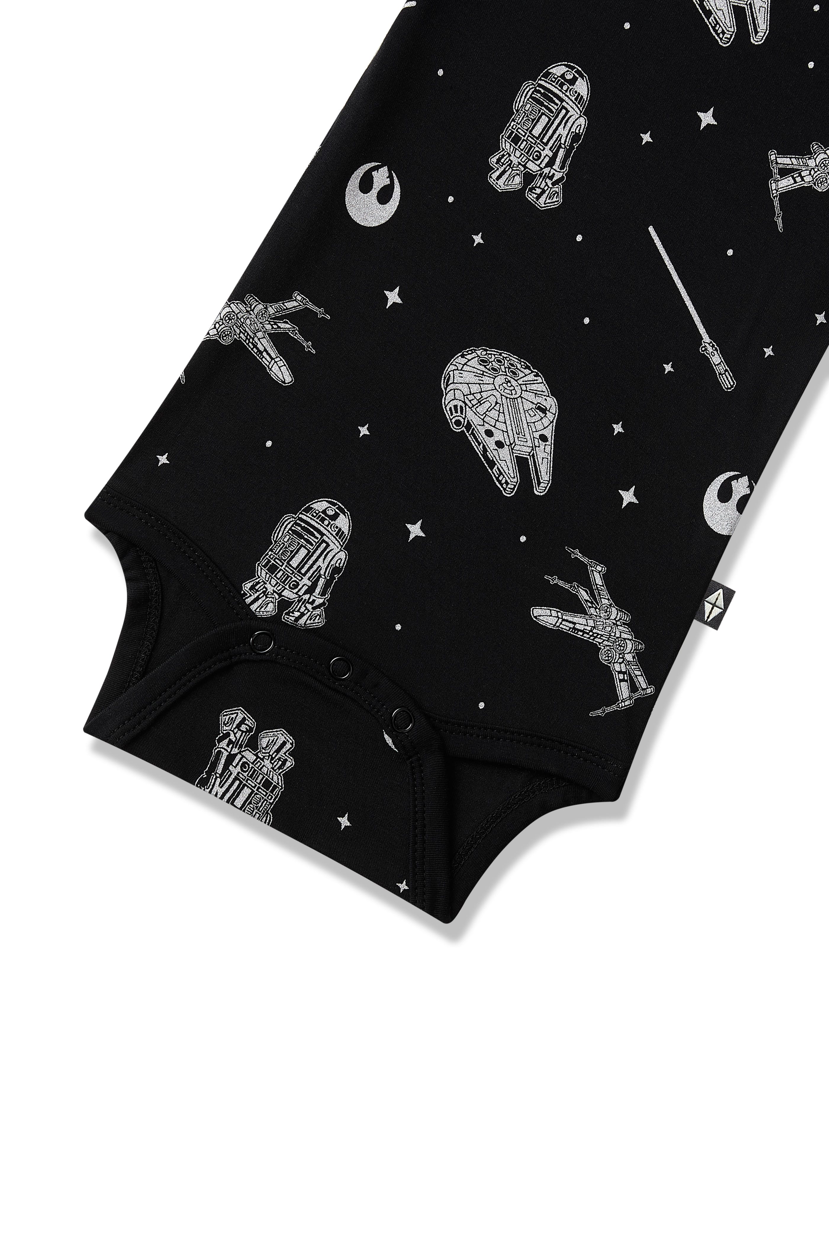 Close up of the snap closures on the Bodysuit in STAR WARS™