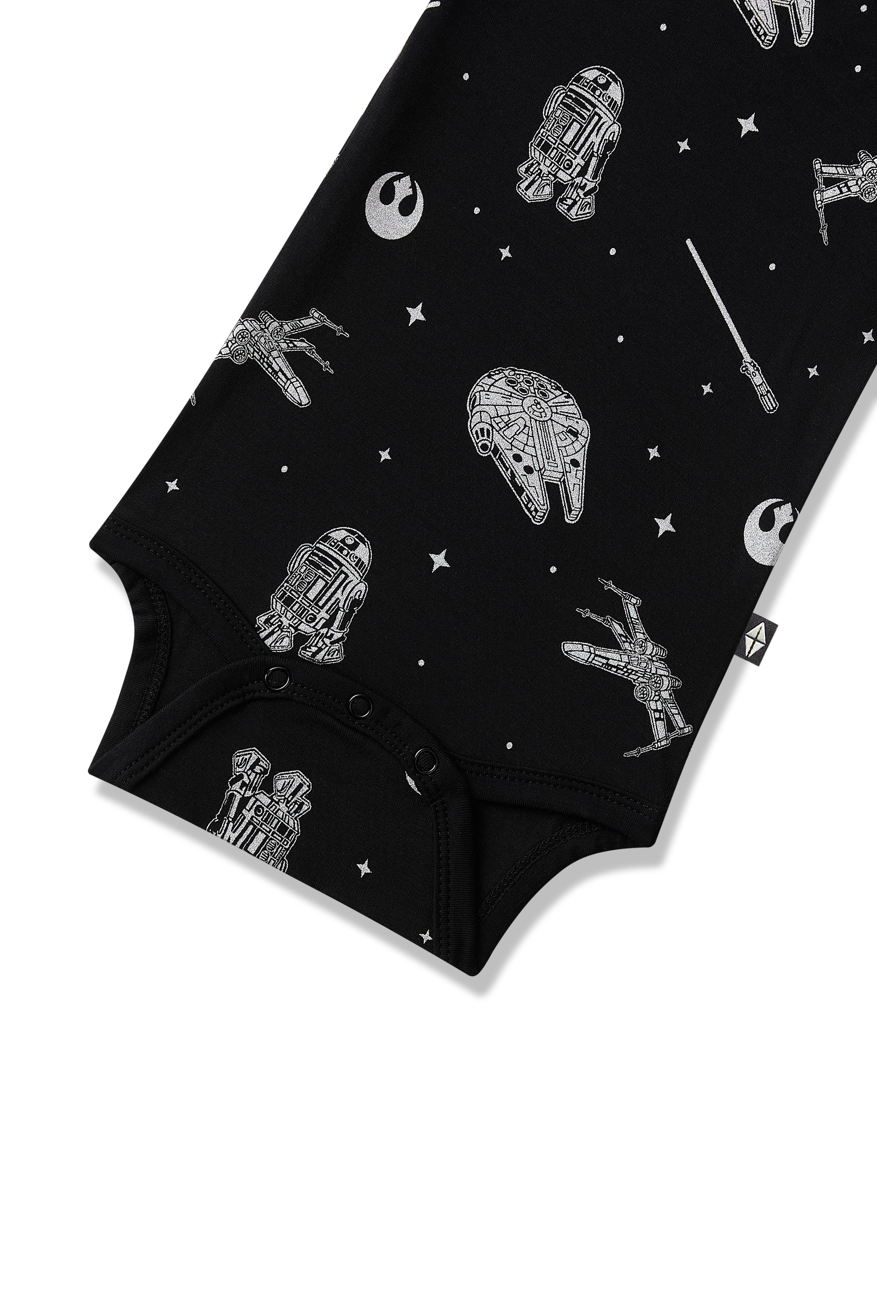 Close up of the snap closures on the Bodysuit in STAR WARS™