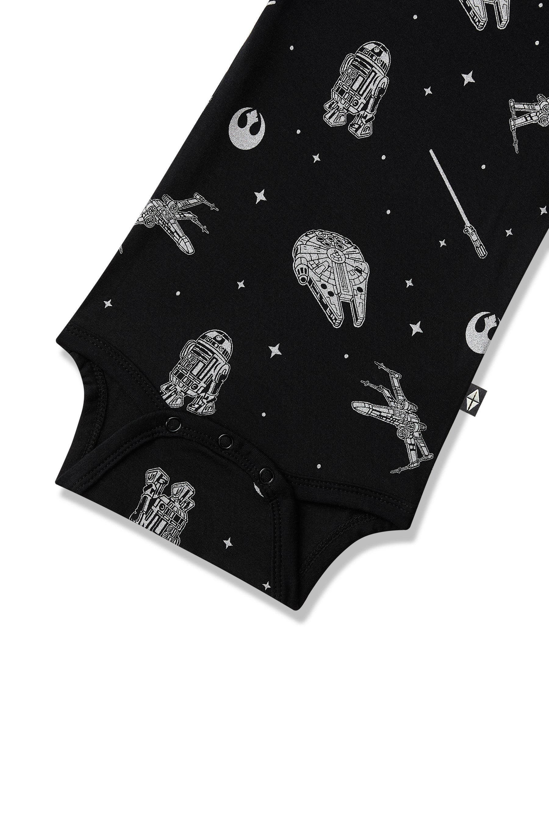 Close up of the snap closures on the Bodysuit in STAR WARS™