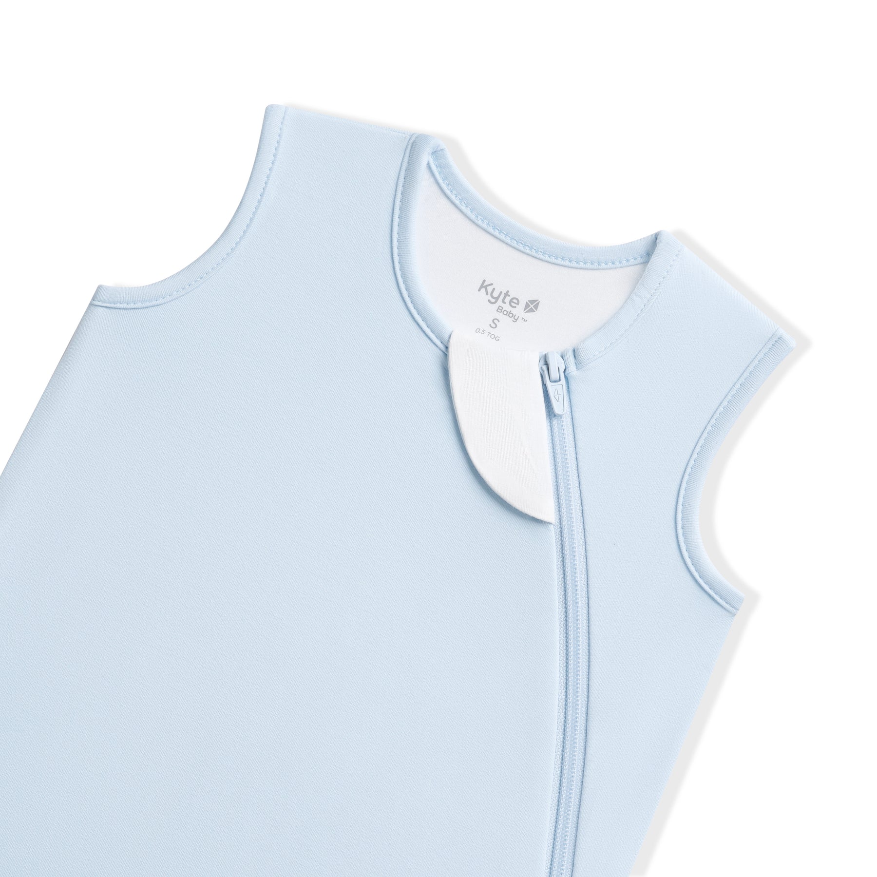 Close up of the zipper garage and top zipper on the Sleep Bag in Breeze 0.5