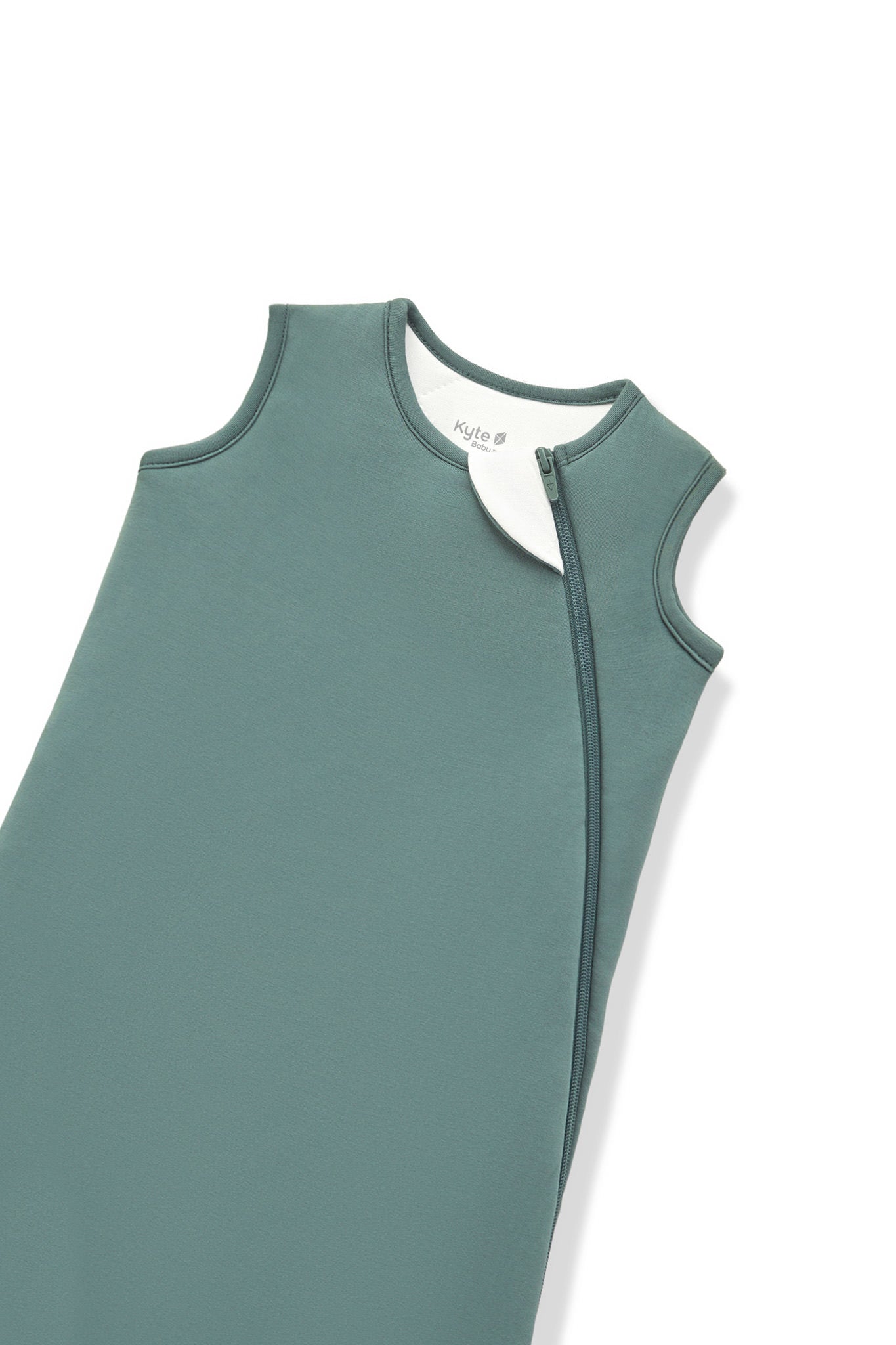 Sleep Bag in Pine 2.5 with zipper garage on a white background
