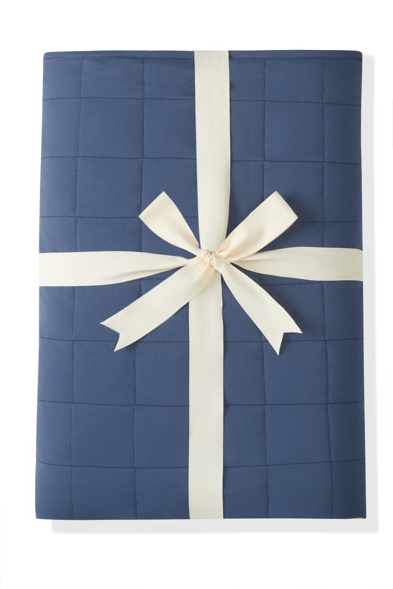 Youth Blanket in Oxford 2.5 packed in a ribbon on a white background