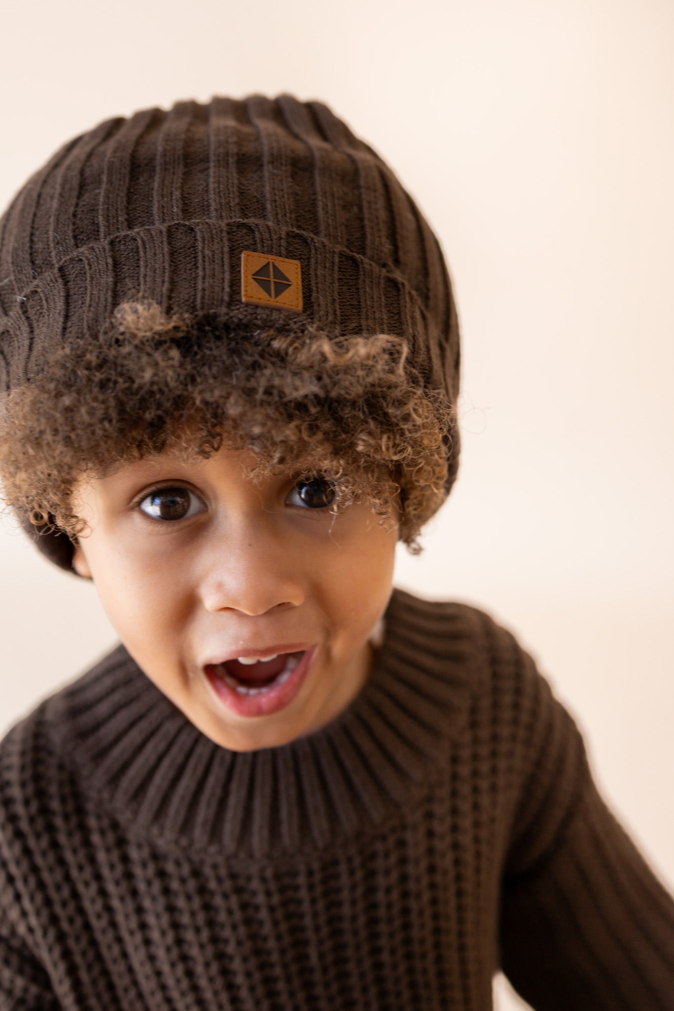 Boy wearing Chunky knit sweater and Chunky knit ribbed beanie in Espresso 