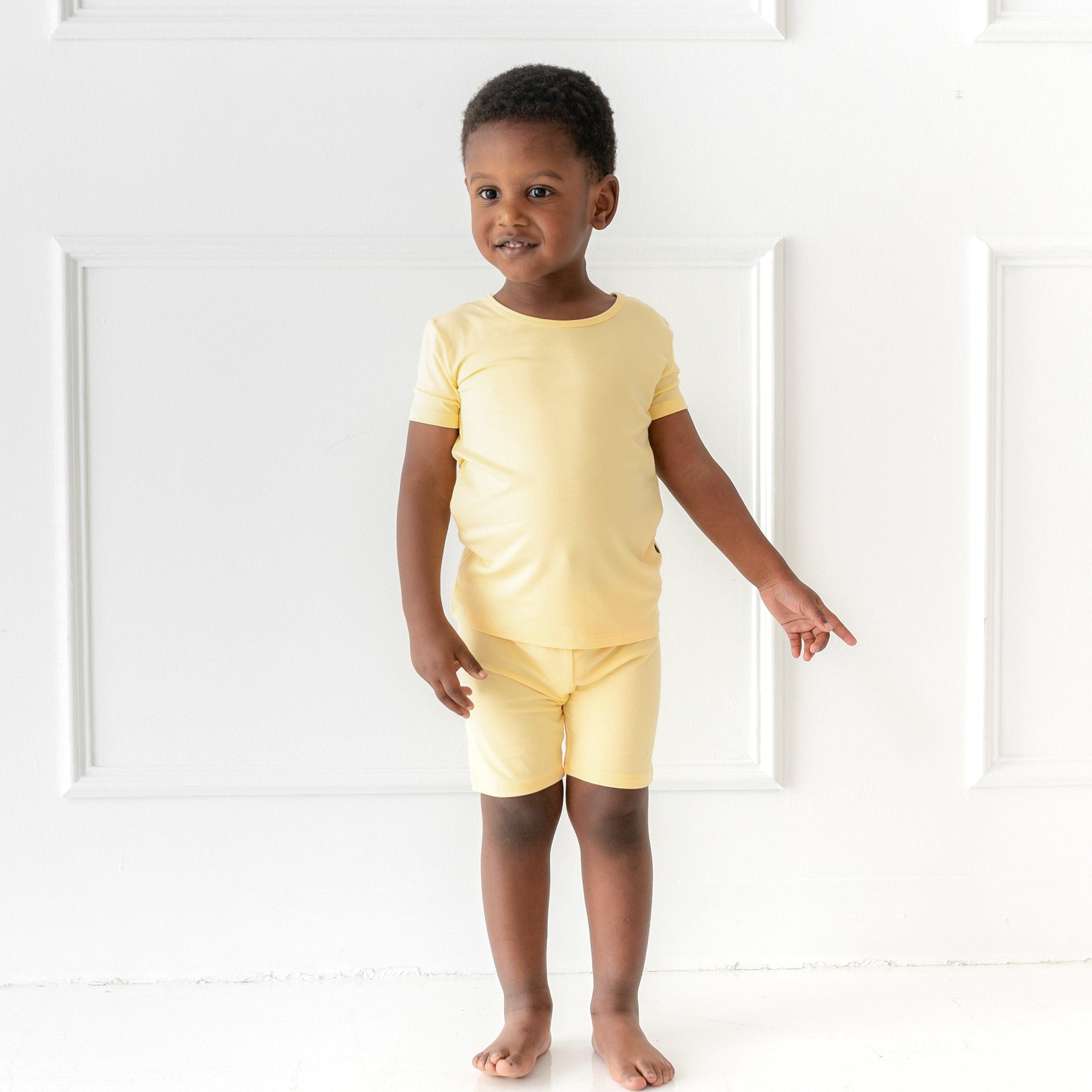 toddler boy modeling lilikoi short sleeve pajamas from kyte baby