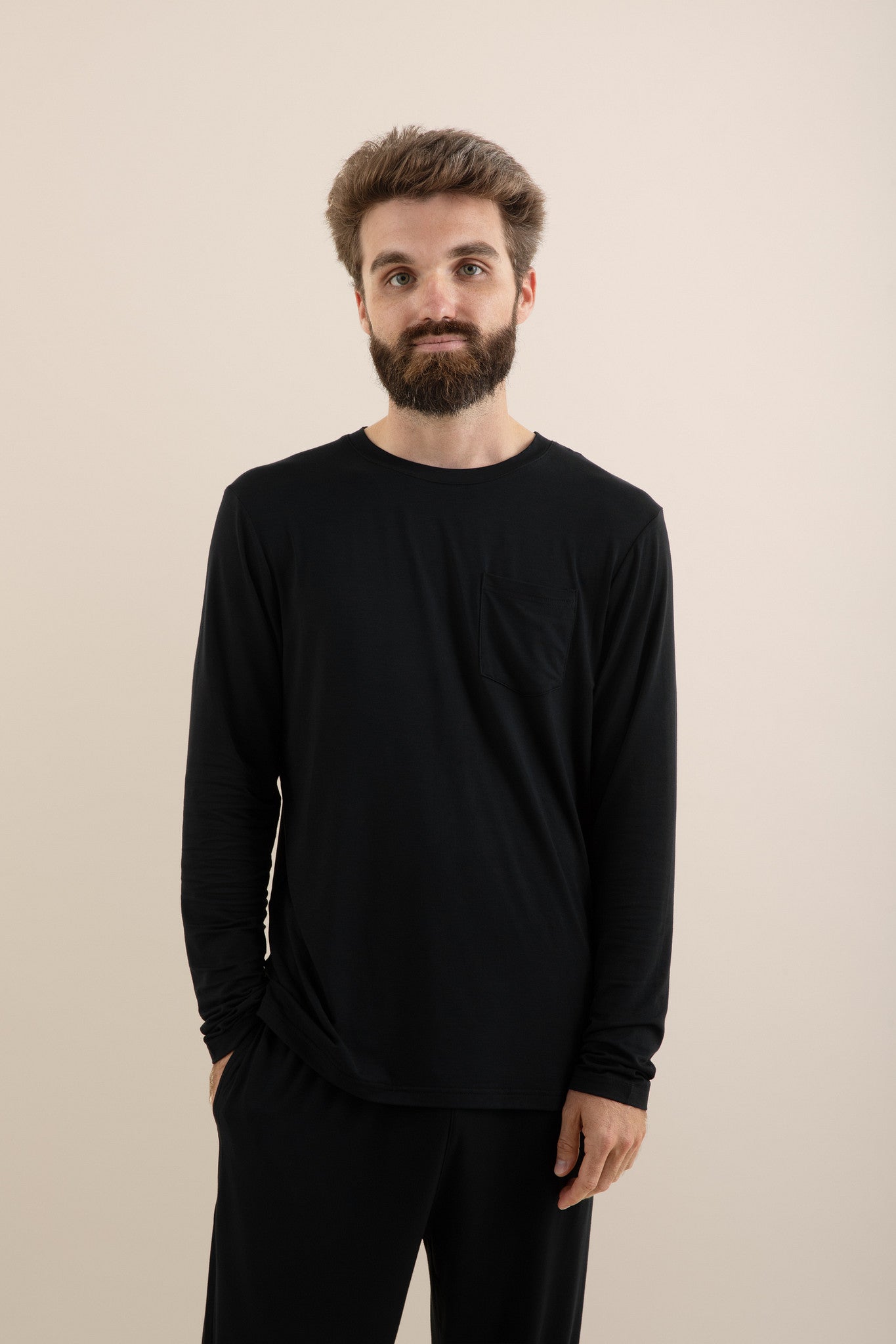 The shirt of the Men's Jogger Set in Midnight shown on a model