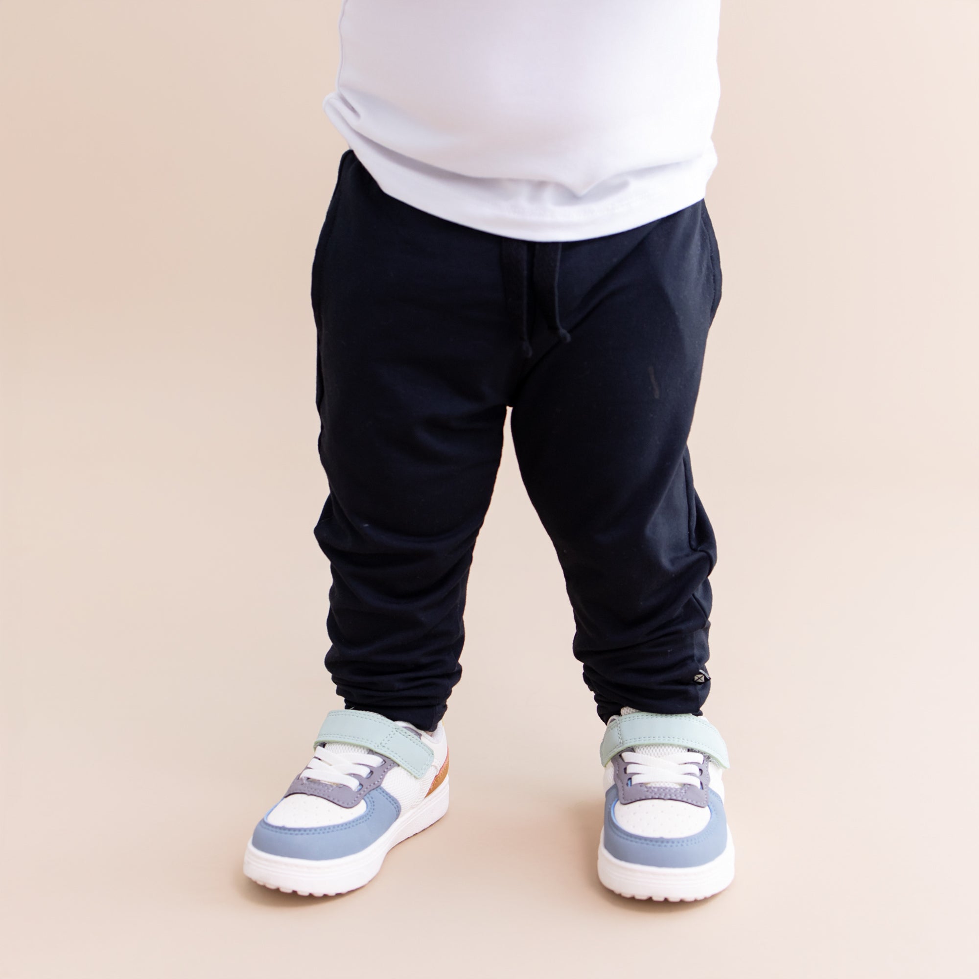 Close up of the Toddler Jogger Pant in Midnight on a toddler model wearing color block shoes