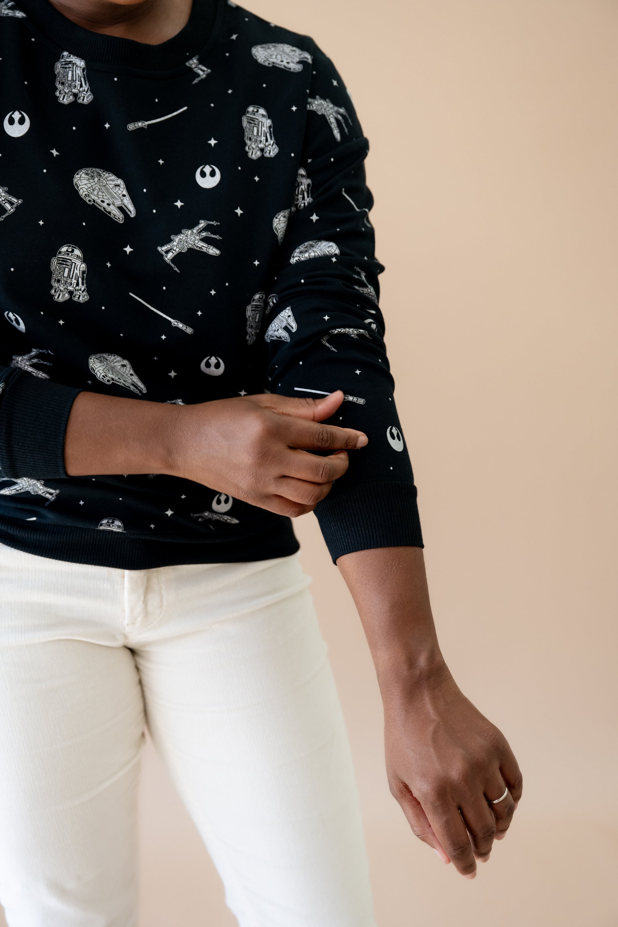 Close up of the black wrist cuff on the Women's Sweatshirt in STAR WARS™