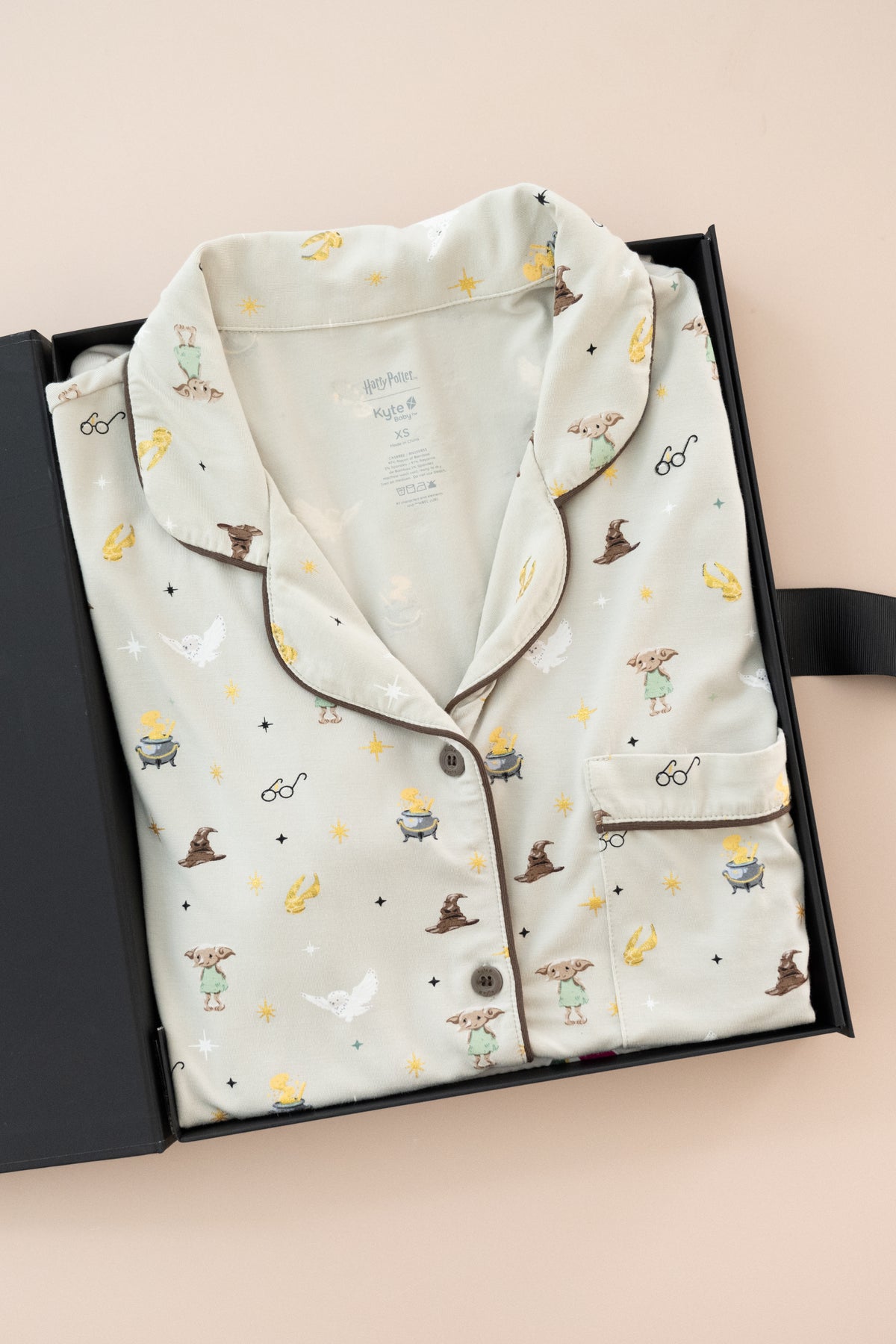 Women's Short Sleeve Pajama Set in Starry Icon print packed in box on a beige background