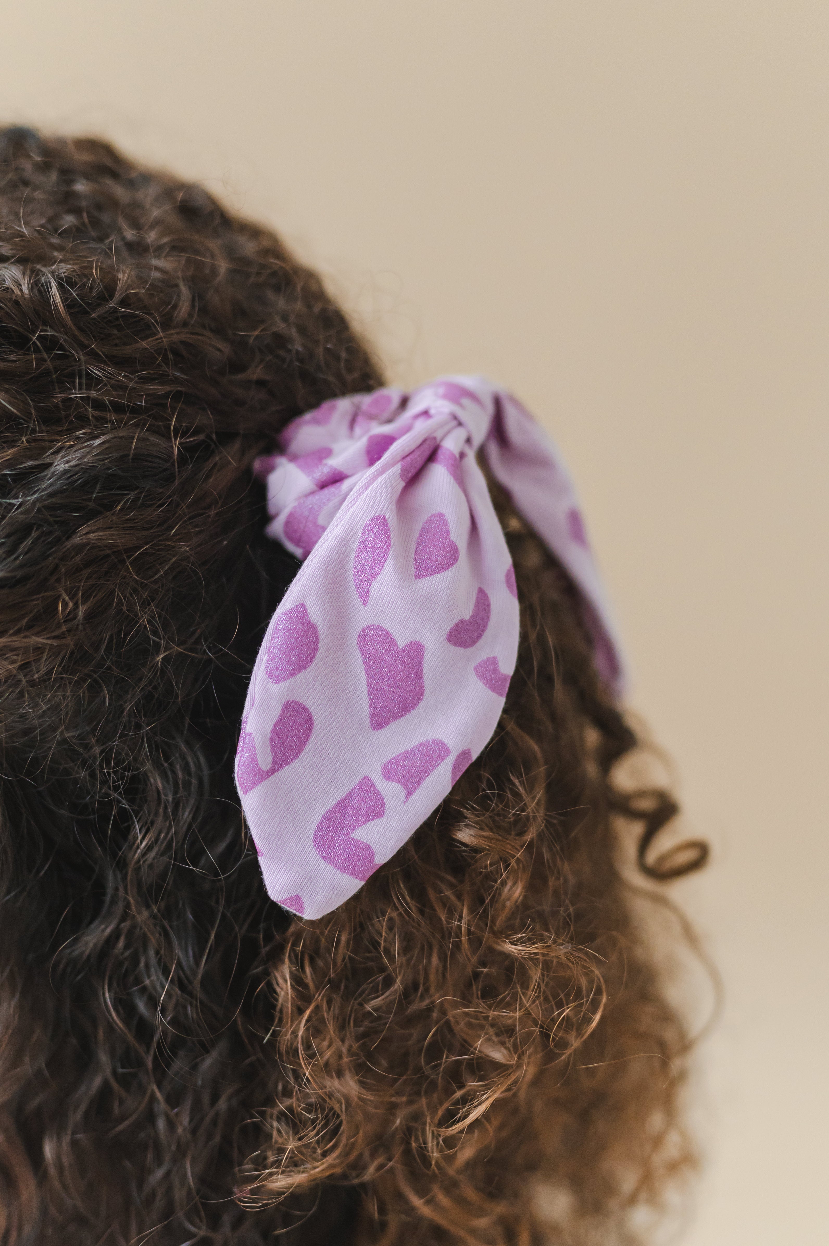 Person wearing a Scrunchie in Thistle Leopard print on a beige background