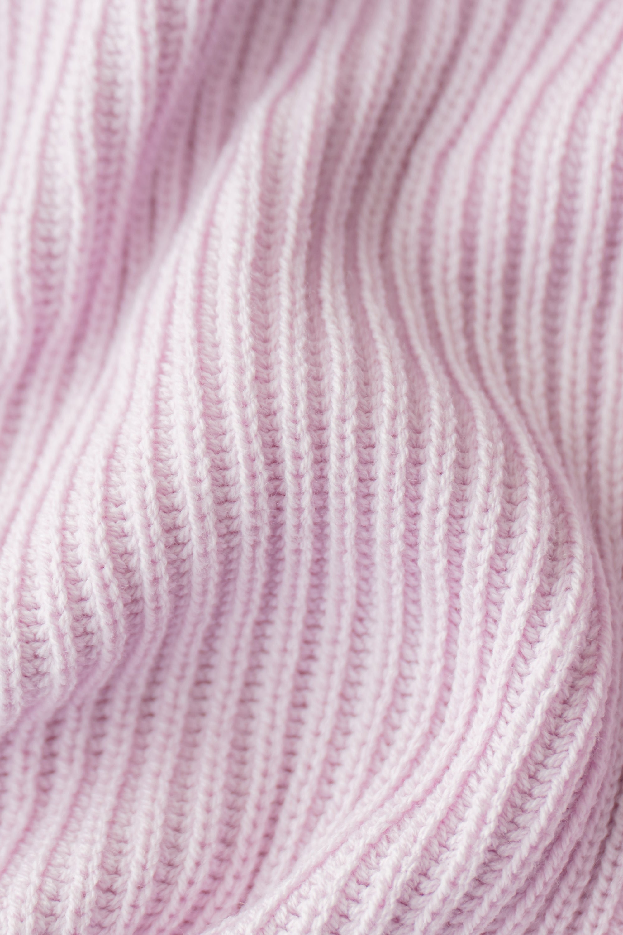 Close up of chunky knit fabric: A pinkish lilac