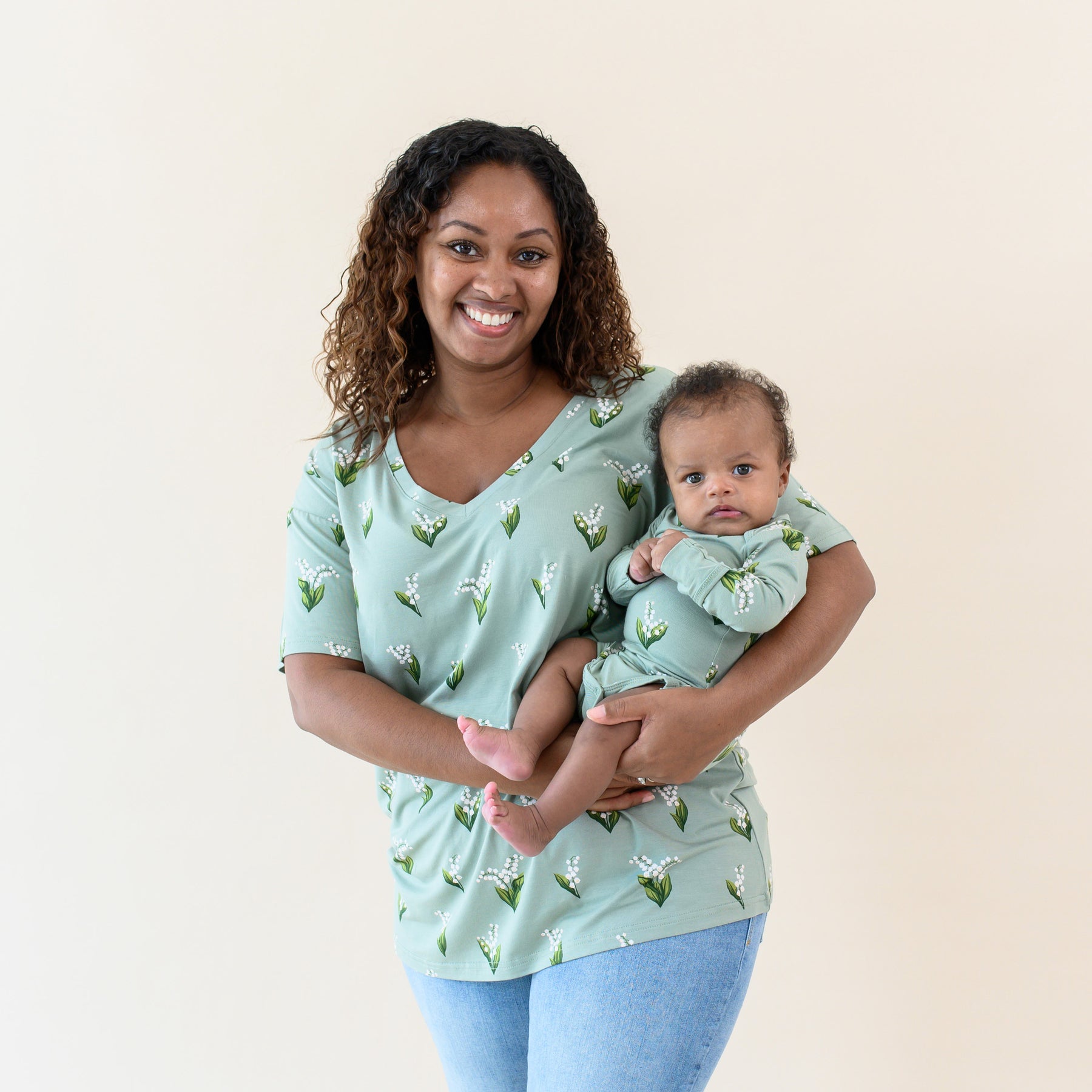 Women's Relaxed Fit V-Neck in Thyme Lily