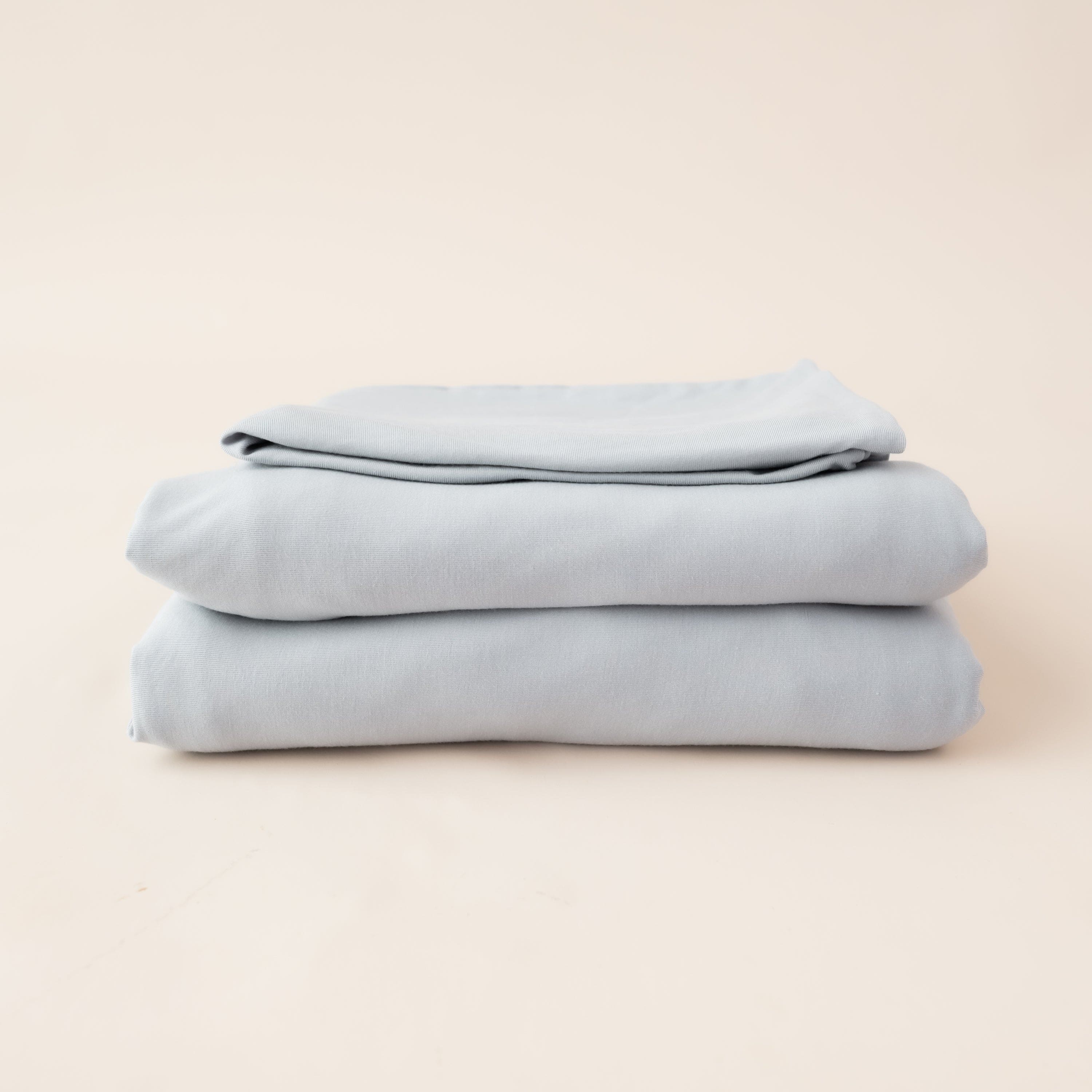 Folded Kyte Baby Fitted Sheet with Pillowcases in Storm