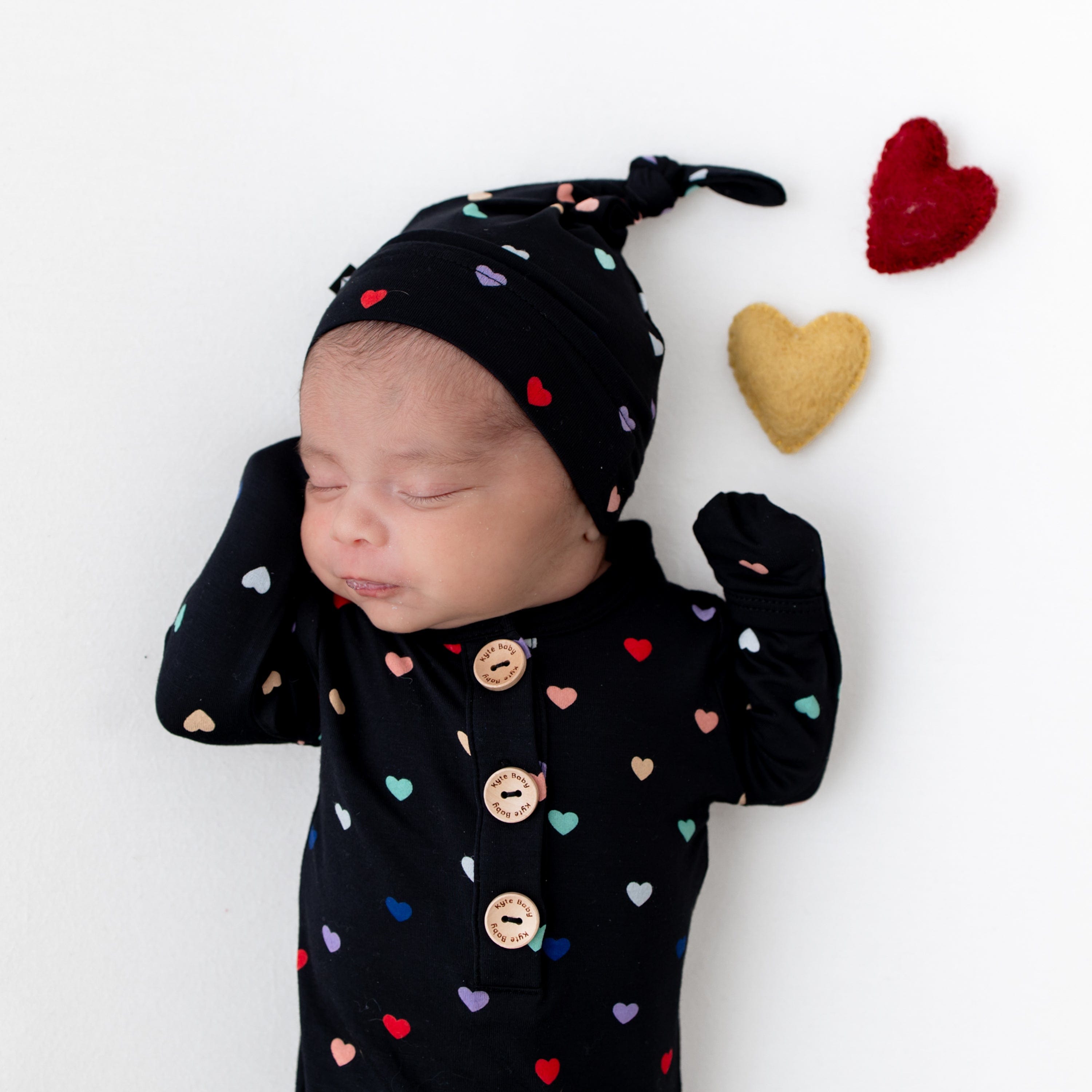 Kyte Baby Knotted Gown with Hat Set Knotted Gown with Hat Set in Midnight Rainbow Heart