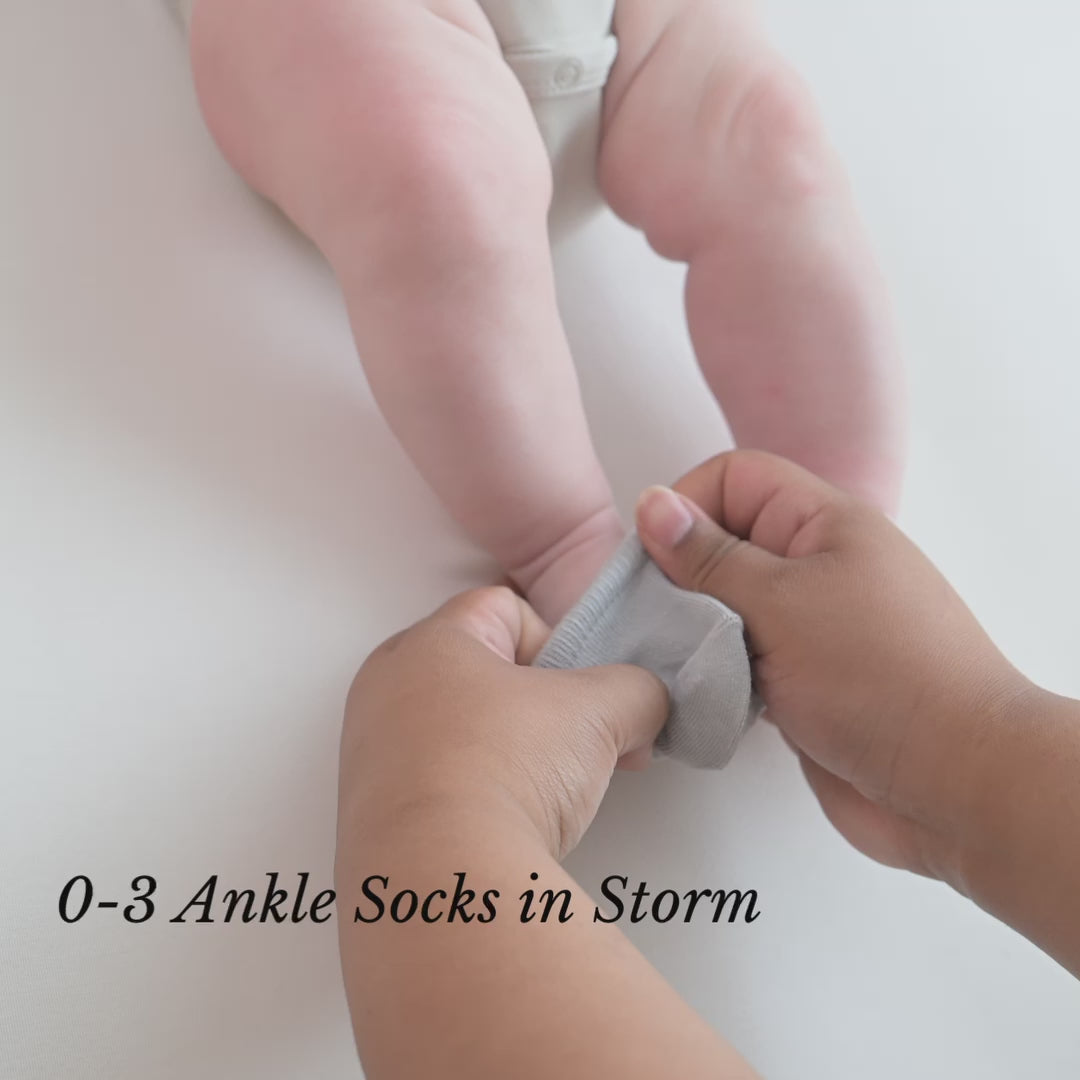 Video of parent putting Kyte Baby Ankle Socks in gray