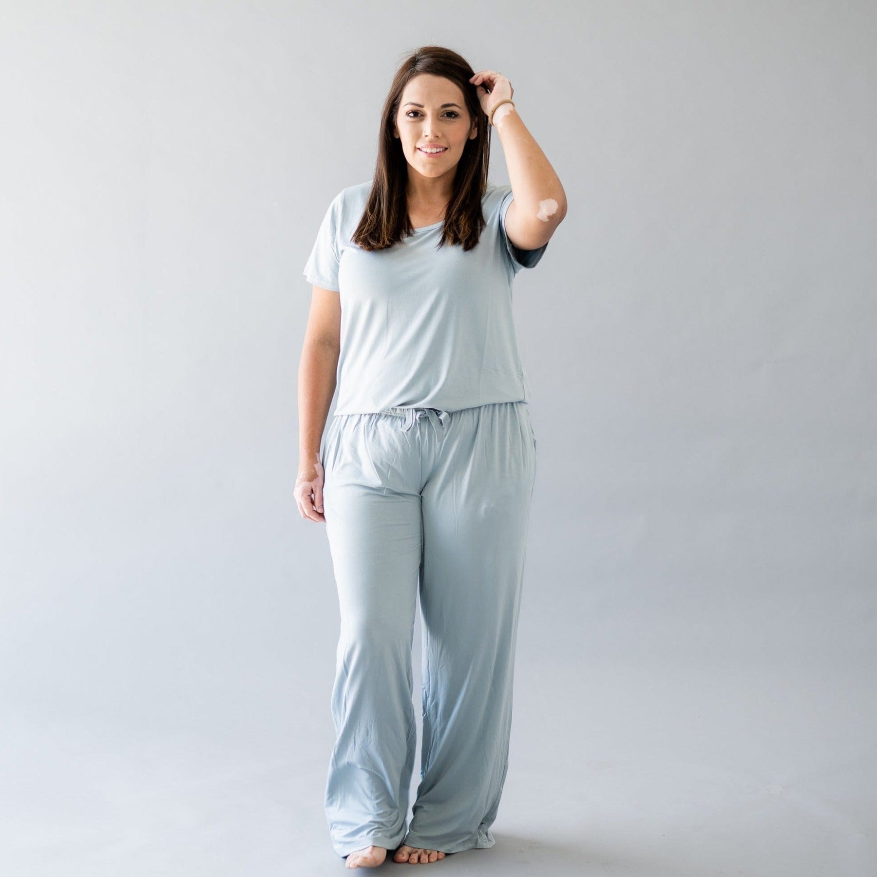 https://kytebaby.com/cdn/shop/products/kyte-baby-lounge-pants-with-pockets-women-s-lounge-pants-in-fog-30862233075823_1800x.jpg?v=1650380823